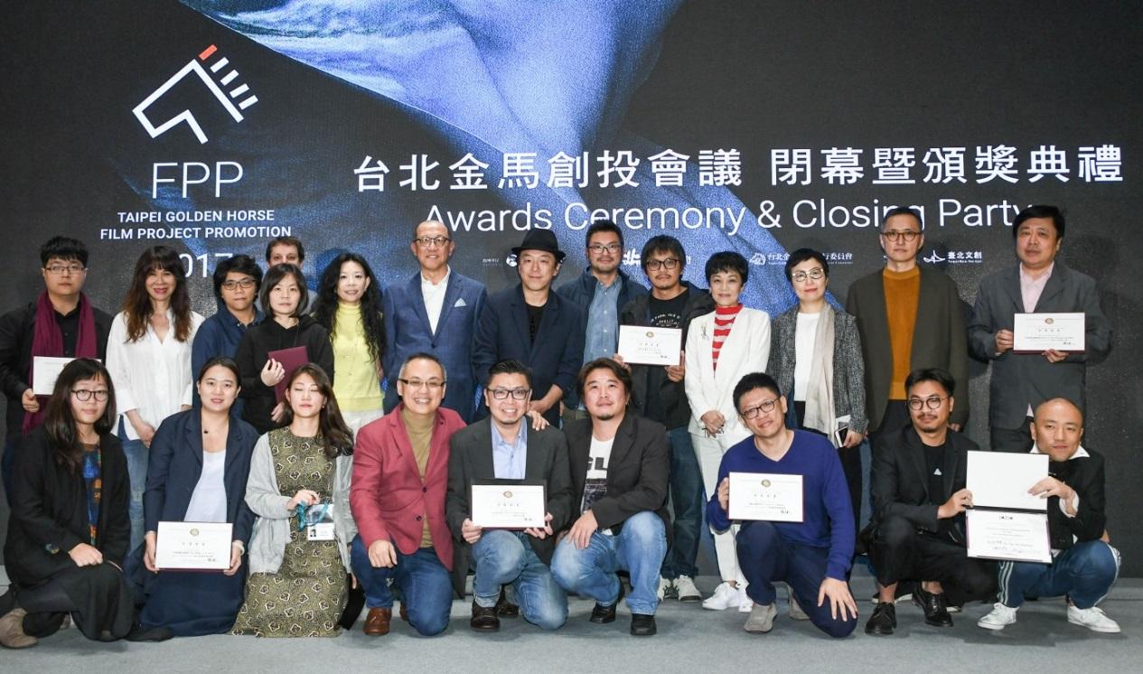 謝念祖(前排右三)取得中影電影開發基金及後製折扣共100萬元,將《瘋狂電視台》改編成電影。(翻攝自金馬創投官方網站)