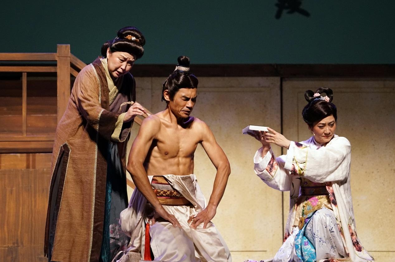 全民大劇團與不同領域的精英合作延續創作力，例如找來知名作家張大春監製《當岳母刺字時…媳婦是不贊成的！》，激盪出不同火花。左起為方芳、夏靖庭、楊麗音。（全民大劇團提供）