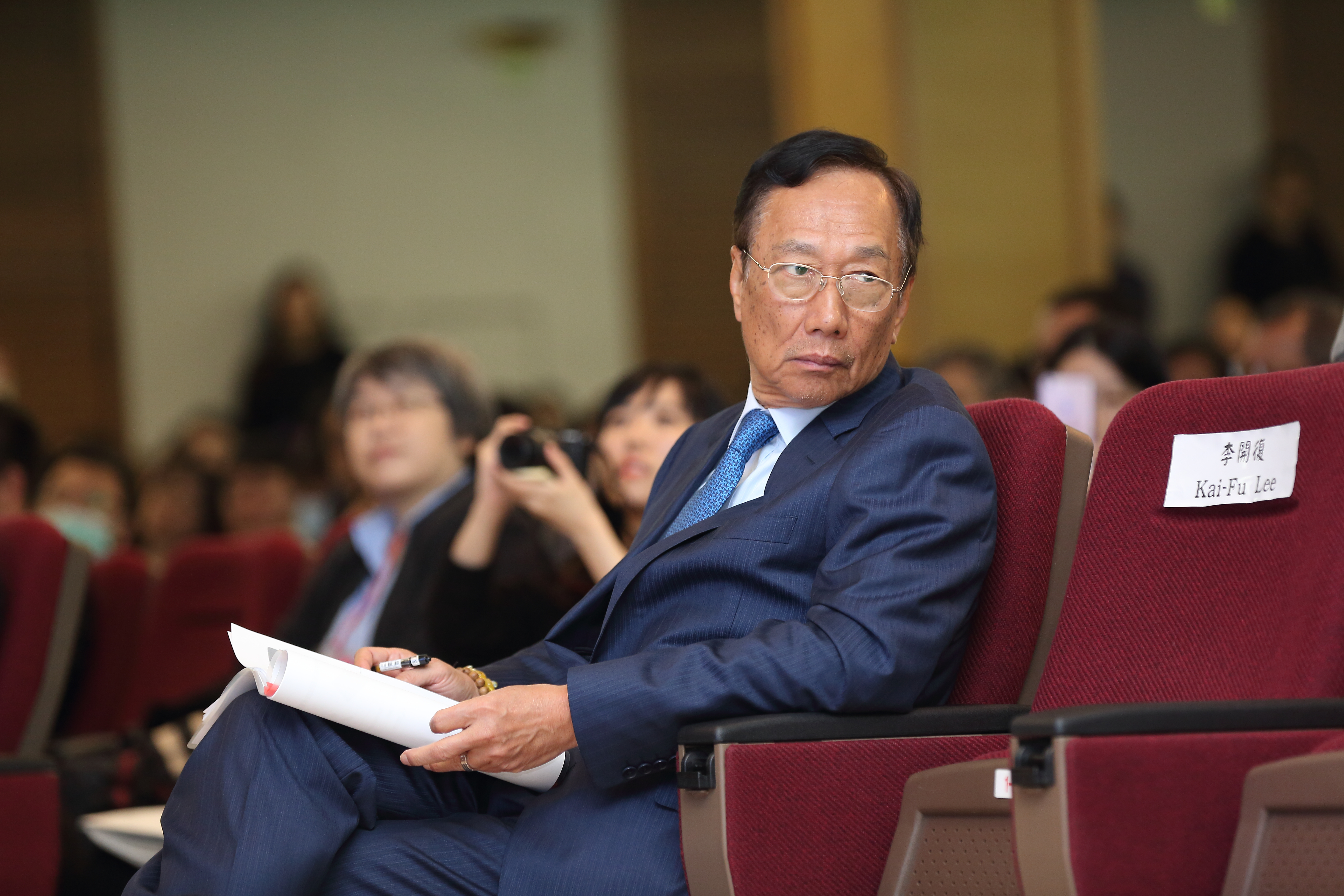 郭台銘承諾協助鴻海小股東赴上海A股參與富士康工業互聯網FII上市抽籤，但礙於法令支票無法兌現，引發小股東怨言。