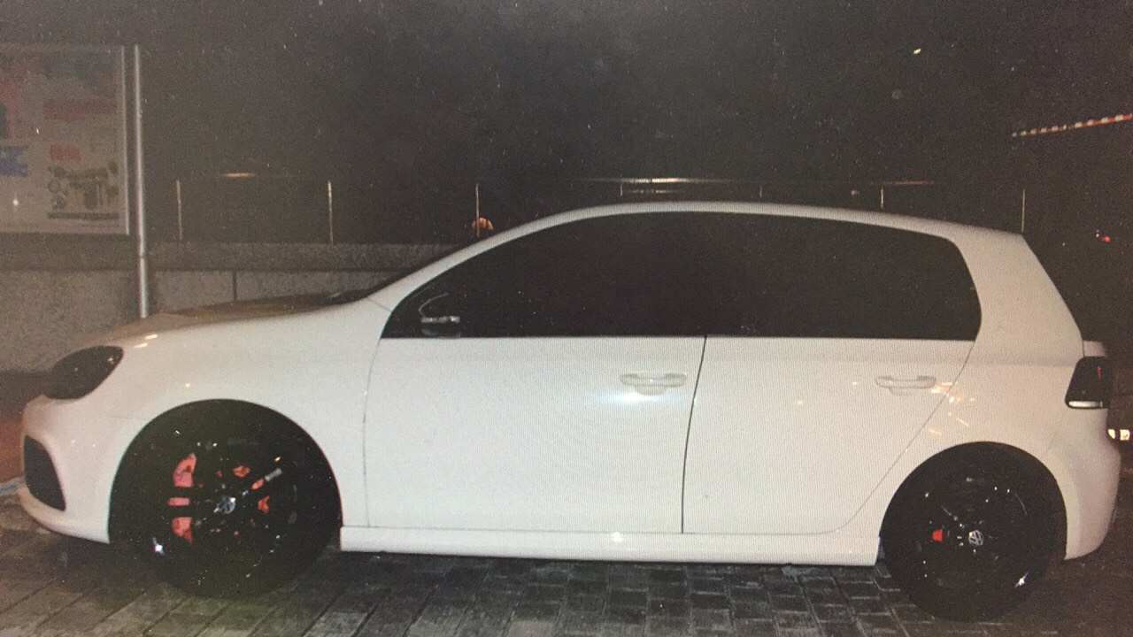 遭電擊槍射擊、以及丟擲信號彈之曹姓民眾改裝車輛。（警方提供）