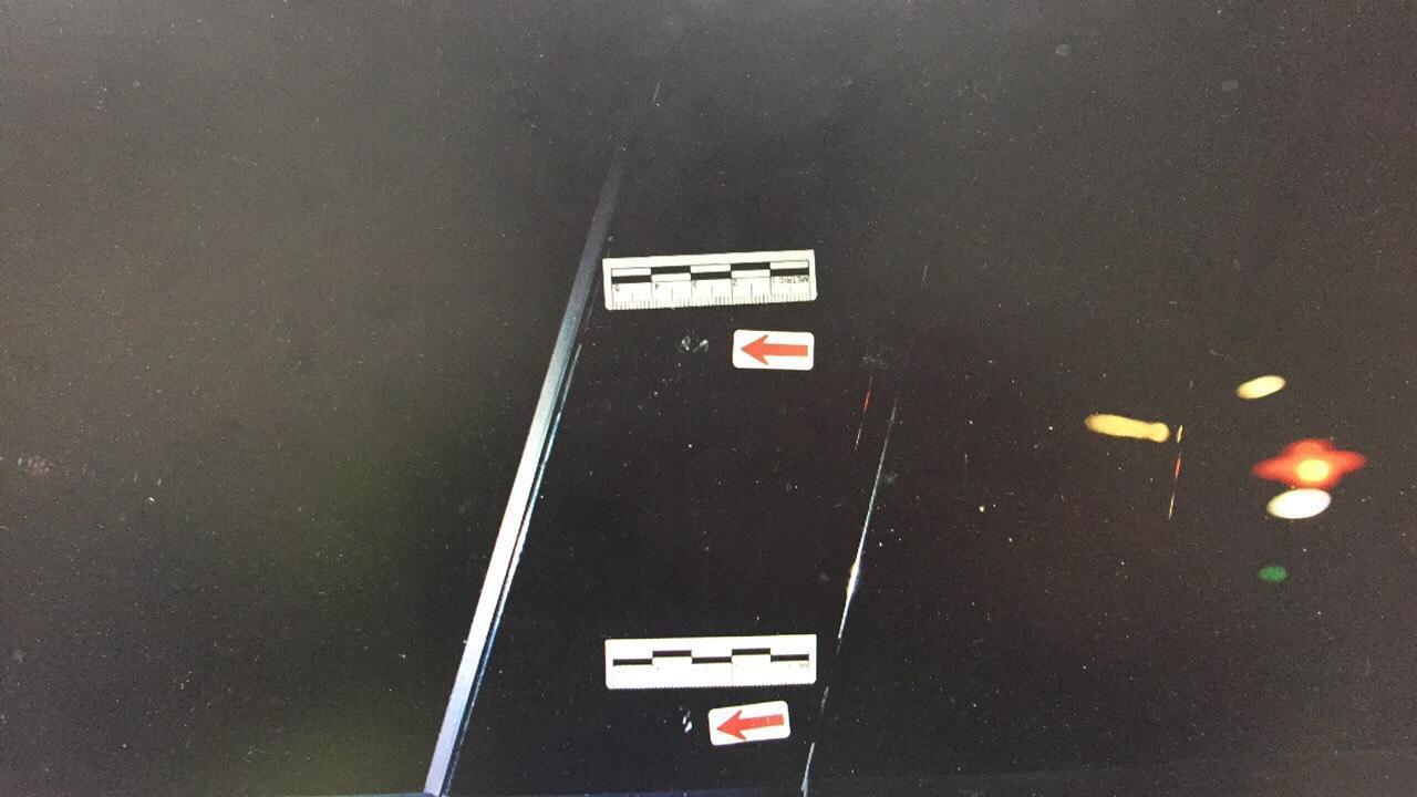 車窗留有2個小洞。(警方提供)