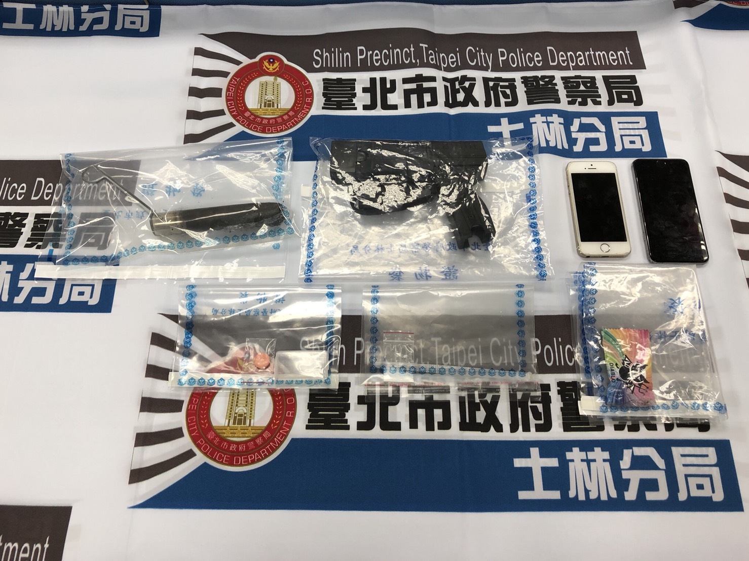 警方在吳姓車主車上所起出的信號槍以及毒品。（警方提供）