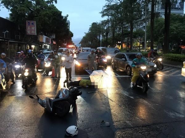 林姓駕駛在停等區等紅燈，不幸遭後車撞擊身亡。（民眾提供）