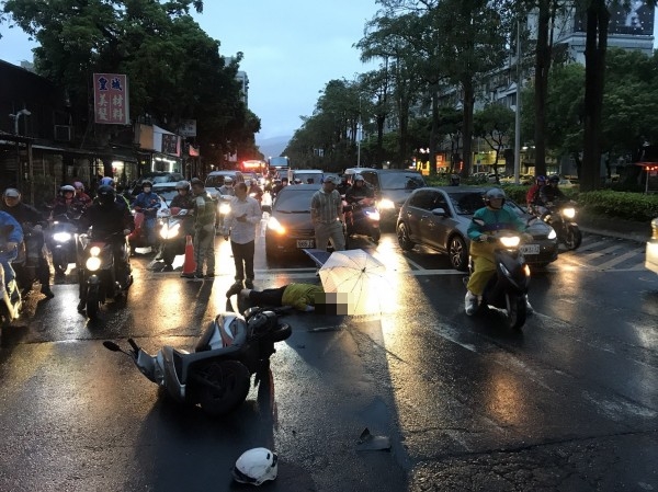 林姓駕駛在停等區等紅燈，不幸遭後車撞擊身亡。（民眾提供）