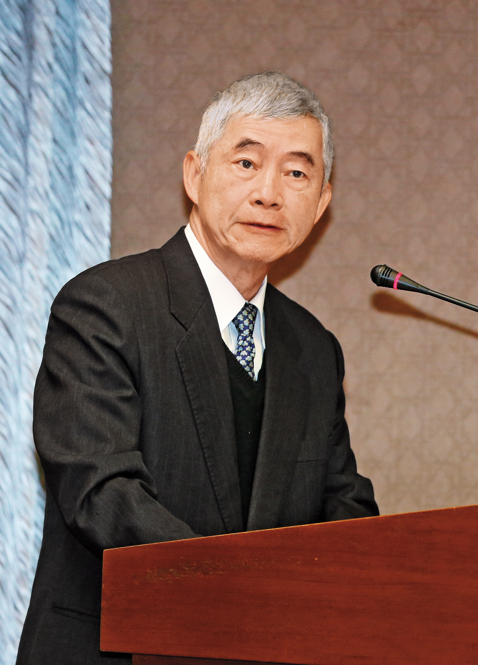 交通部長賀陳旦在立院答詢時指出，阿里山森林鐵道軌道泥化、枕木腐蝕嚴重，必須停駛3個月檢修，對出軌原因避重就輕。