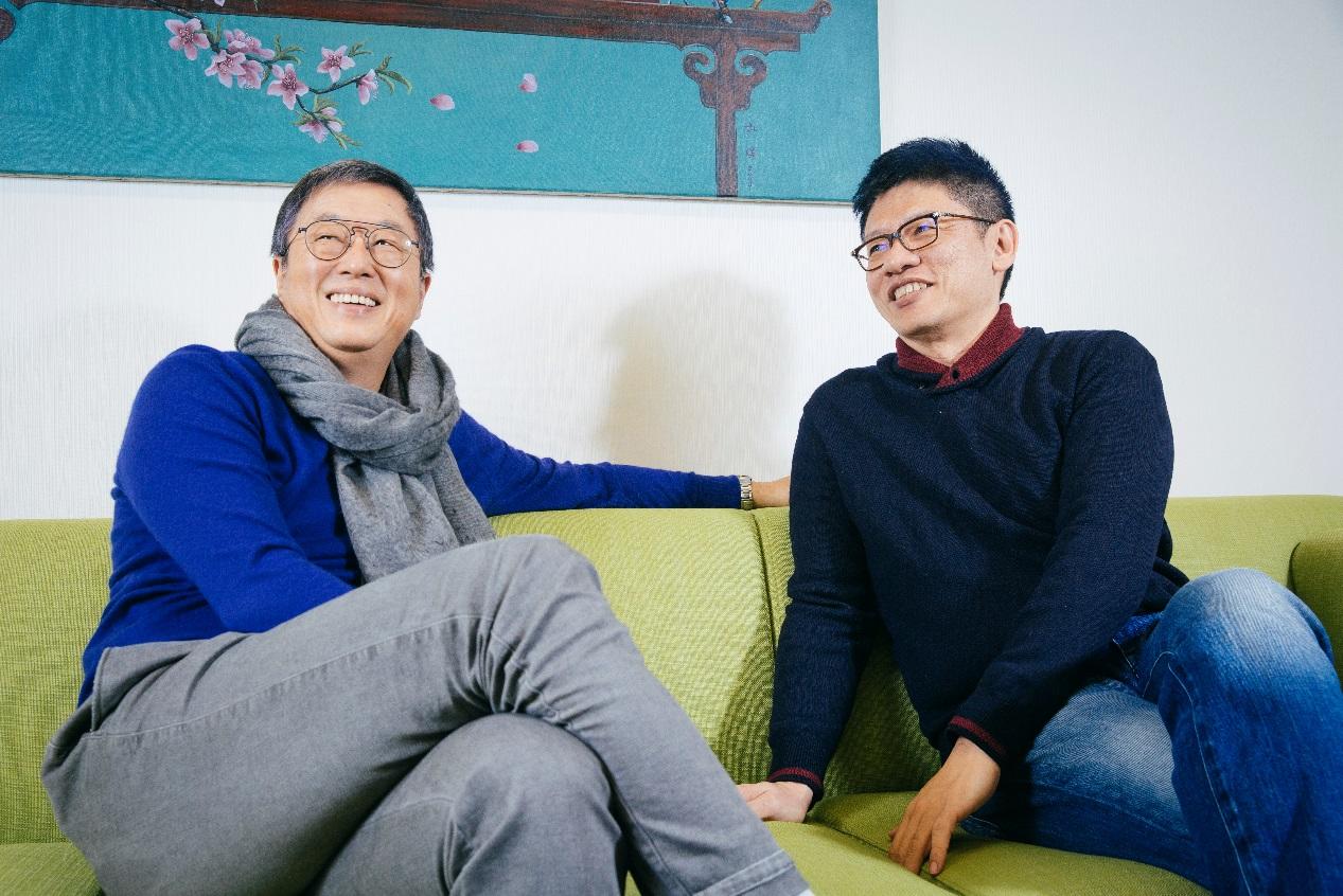 綜藝教父王偉忠（左）與團長謝念祖（右），以喜劇風格打響「全民大劇團」品牌。