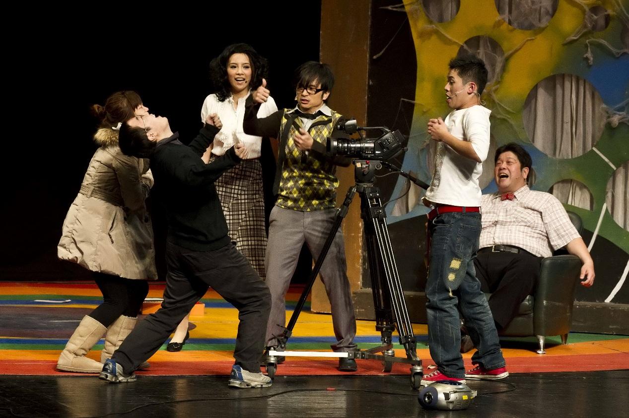 全民大劇團一號作品《瘋狂電視台》，累積演出140場，光是赴對岸巡演就有53場。（東方IC）