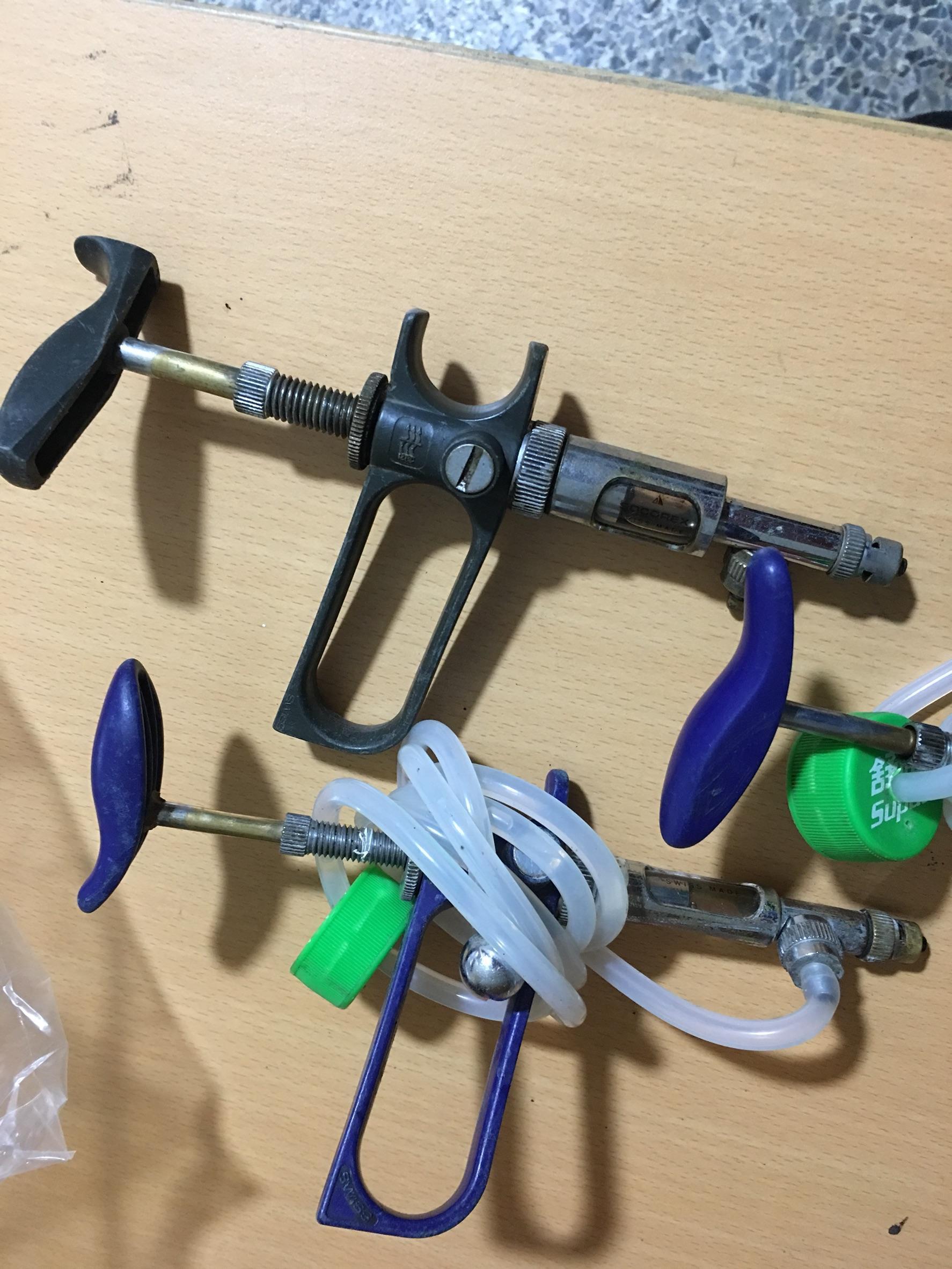 主嫌吳姓父女涉收集感染禽流感後仍存活的禽類血液,自製號稱可以預防禽流感的藥品,再派出注射隊到雲嘉南等地注射。