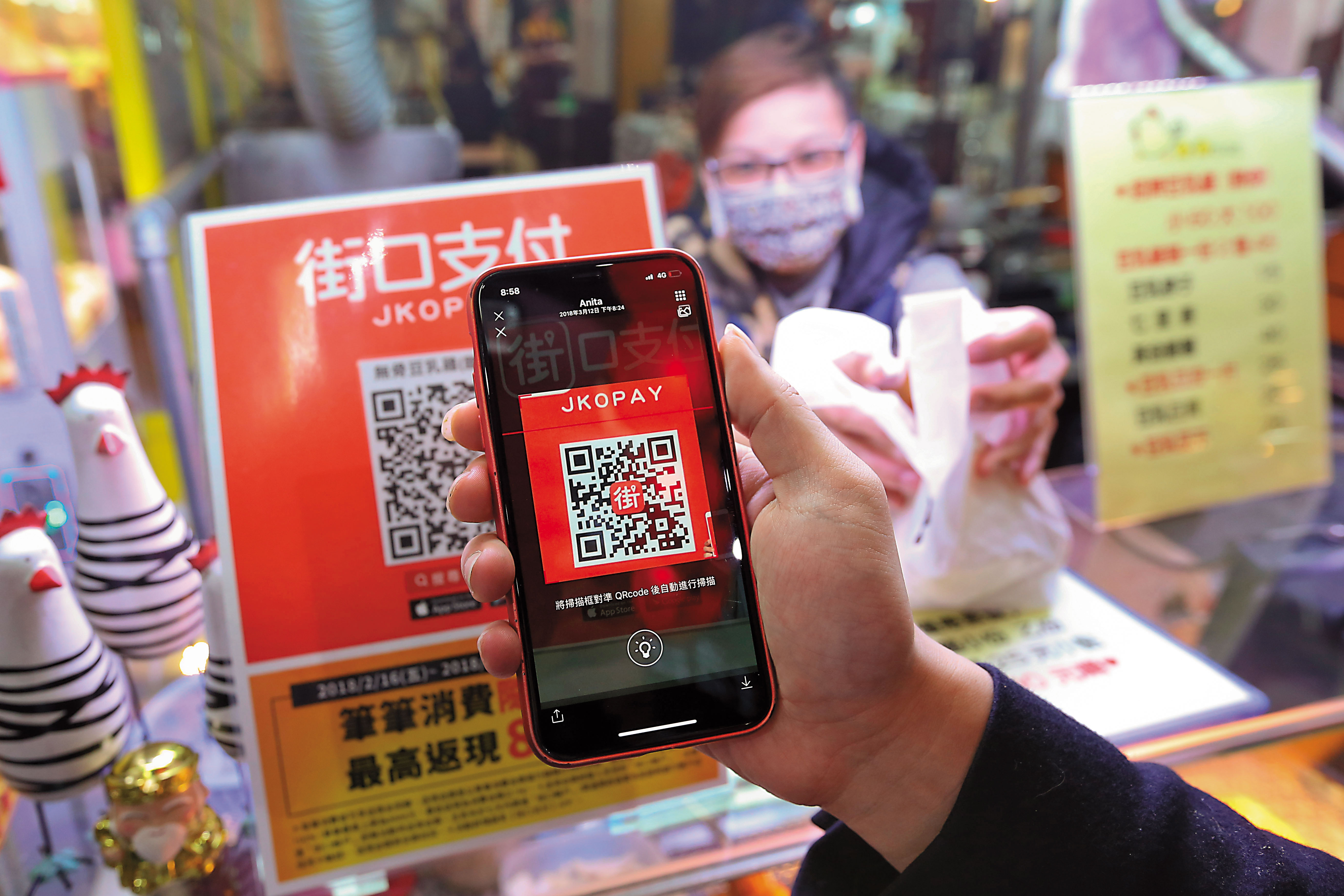 胡亦嘉認為，拿下電子支付執照，才能從事後續的衍生商品。