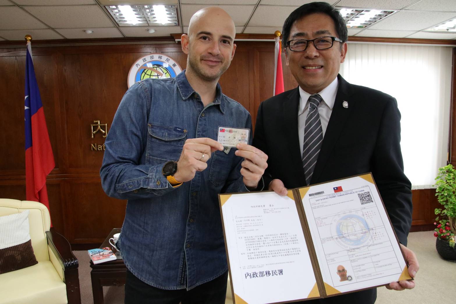 移民署今日頒發中華民國定居證給土耳其籍的藝人吳鳳，感謝他致力將台灣旅遊、文化推廣及介紹。（移民署提供）
