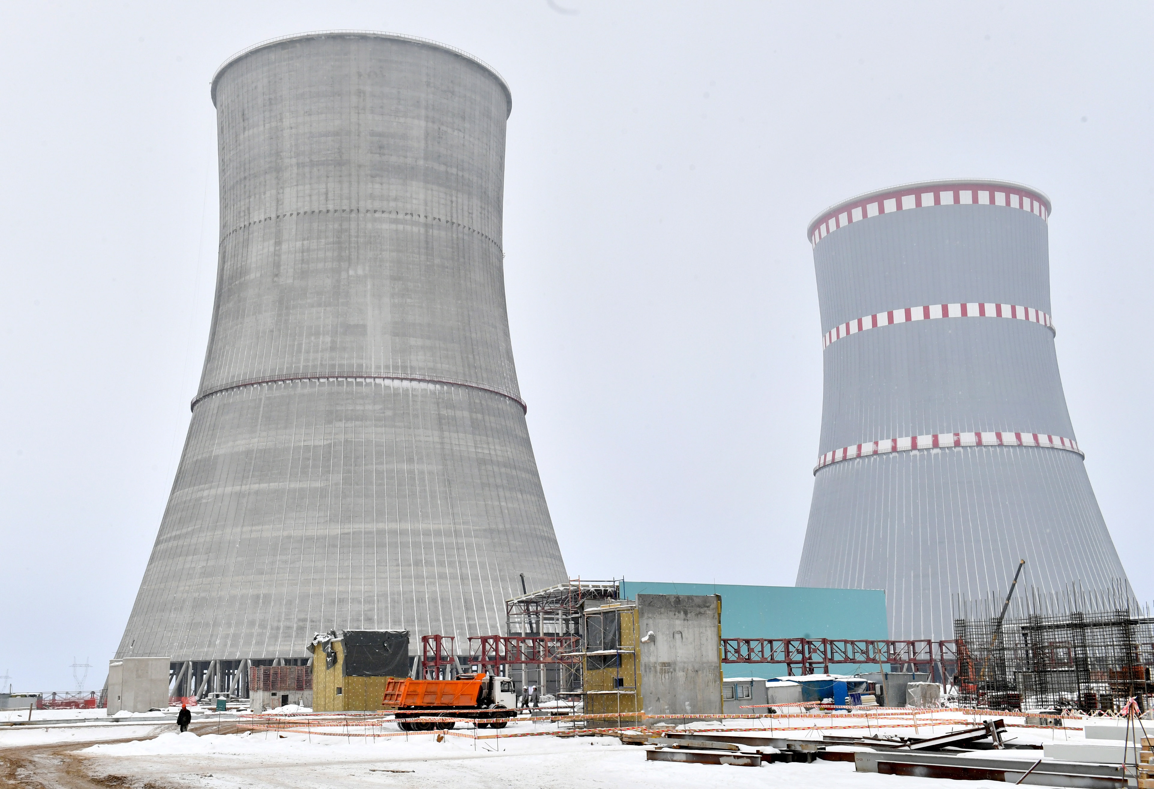 經濟開發與環境保護之間，常會發生衝突。圖為白俄羅斯興建中的核能發電廠。（東方IC）