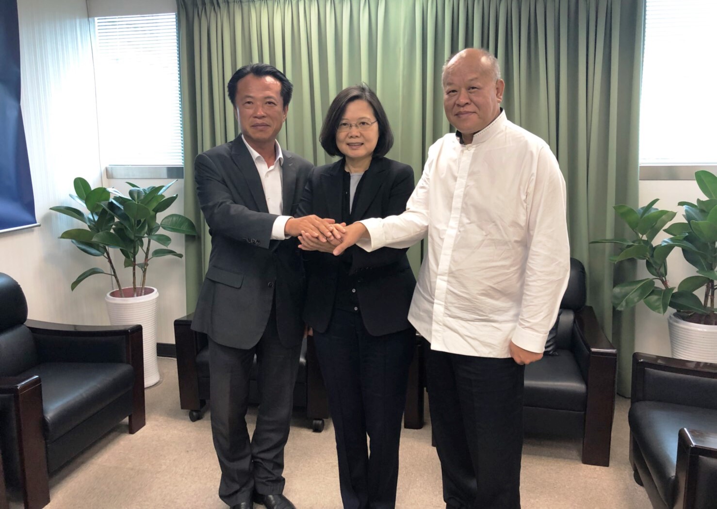 民進黨嘉義縣長提名人翁章梁(左)與初選落敗後一度不願接受的嘉義縣議長張明達今在黨主席蔡英文見證下達成大和解。(讀者提供)