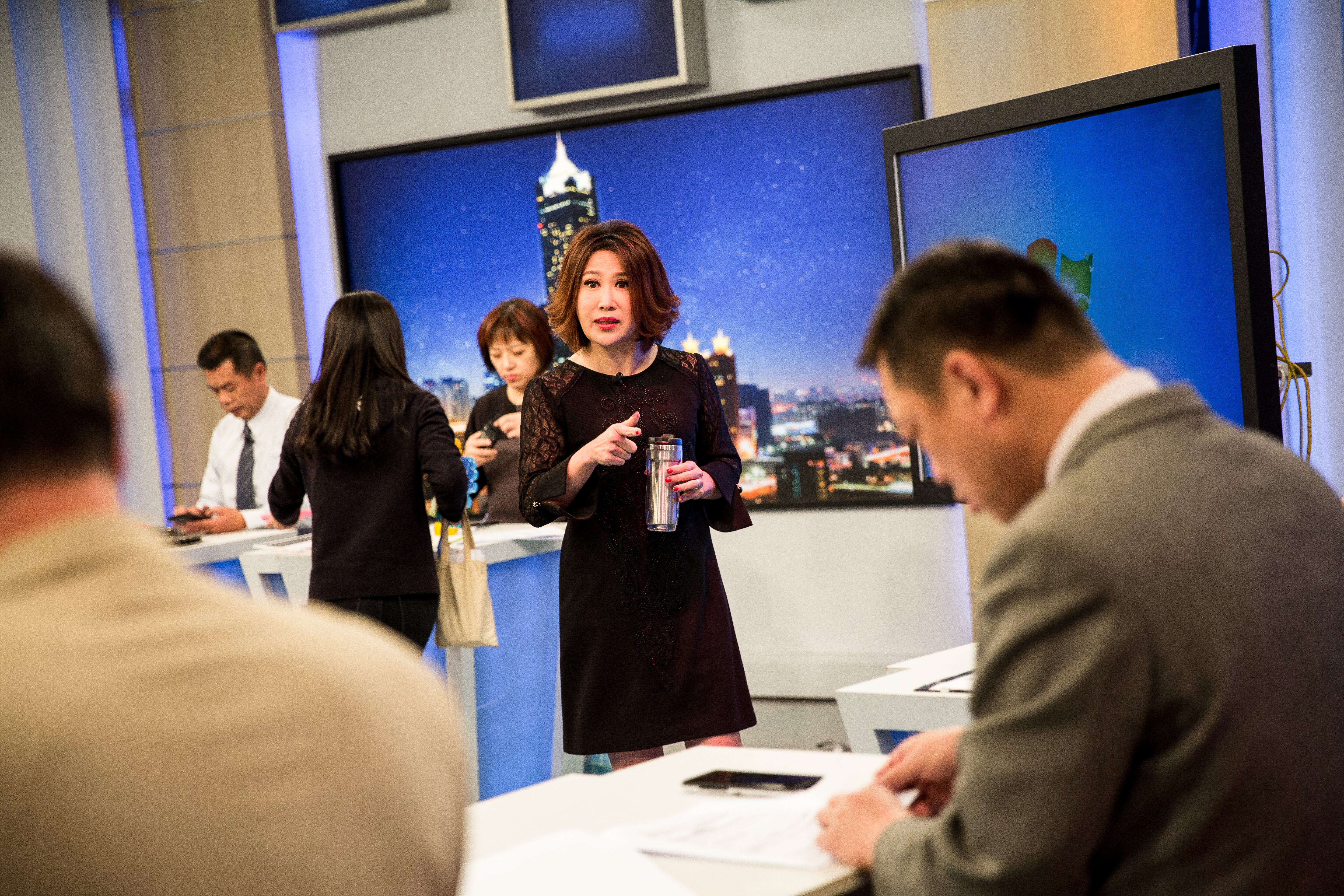 不僅房地產投資成績亮眼，陳斐娟主持的節目也備受關注，在節目開播前她認真與來賓討論細節。