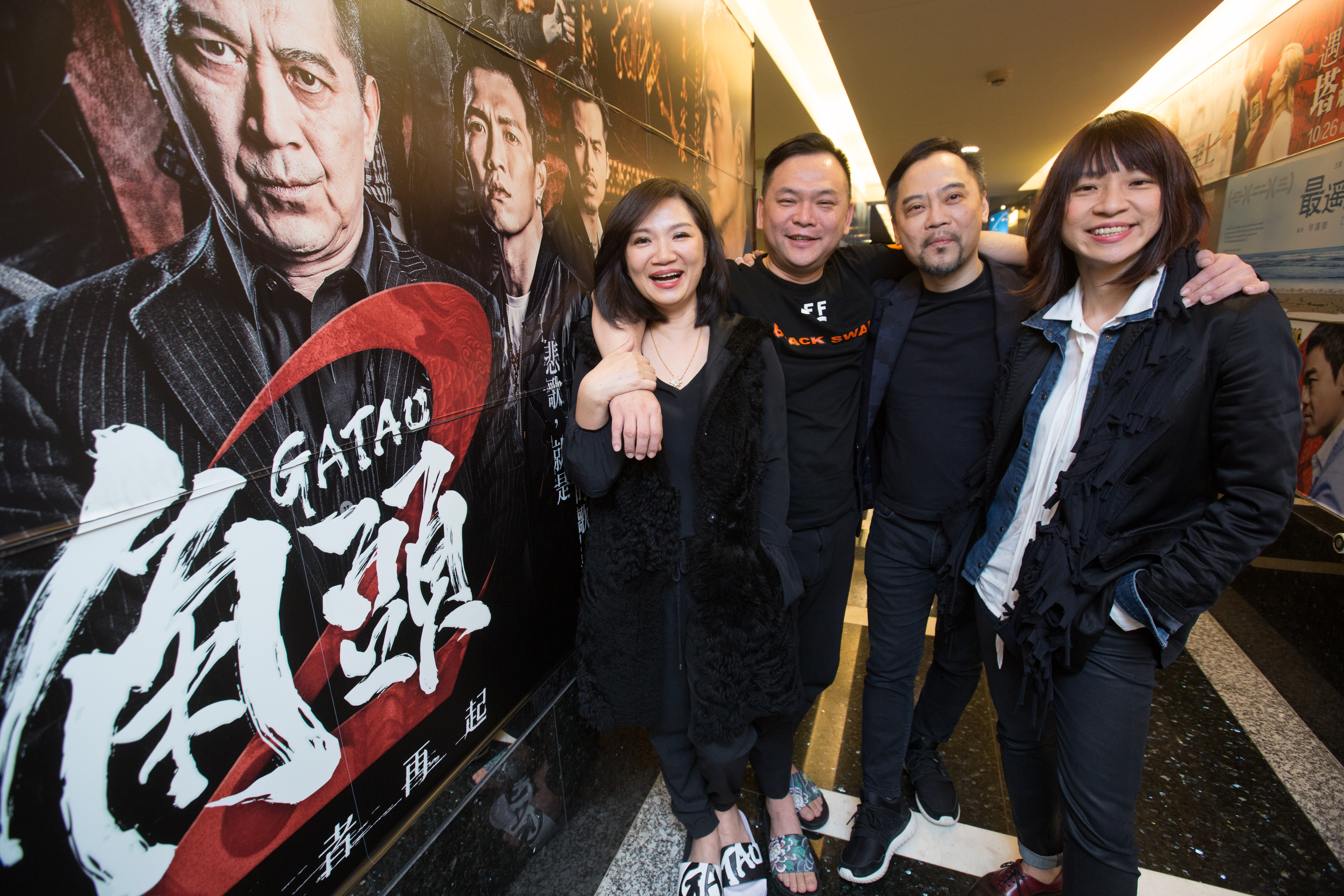 張慧媺（左）童年因父母被倒債，四個兄弟姊妹一起顛沛流離，如今各有一番事業，大哥張威縯（左二）和二哥張文旗（左三）分別是《角頭2》的出品商，理大國際多媒體董事長與總經理，右一為小妹張慧君。