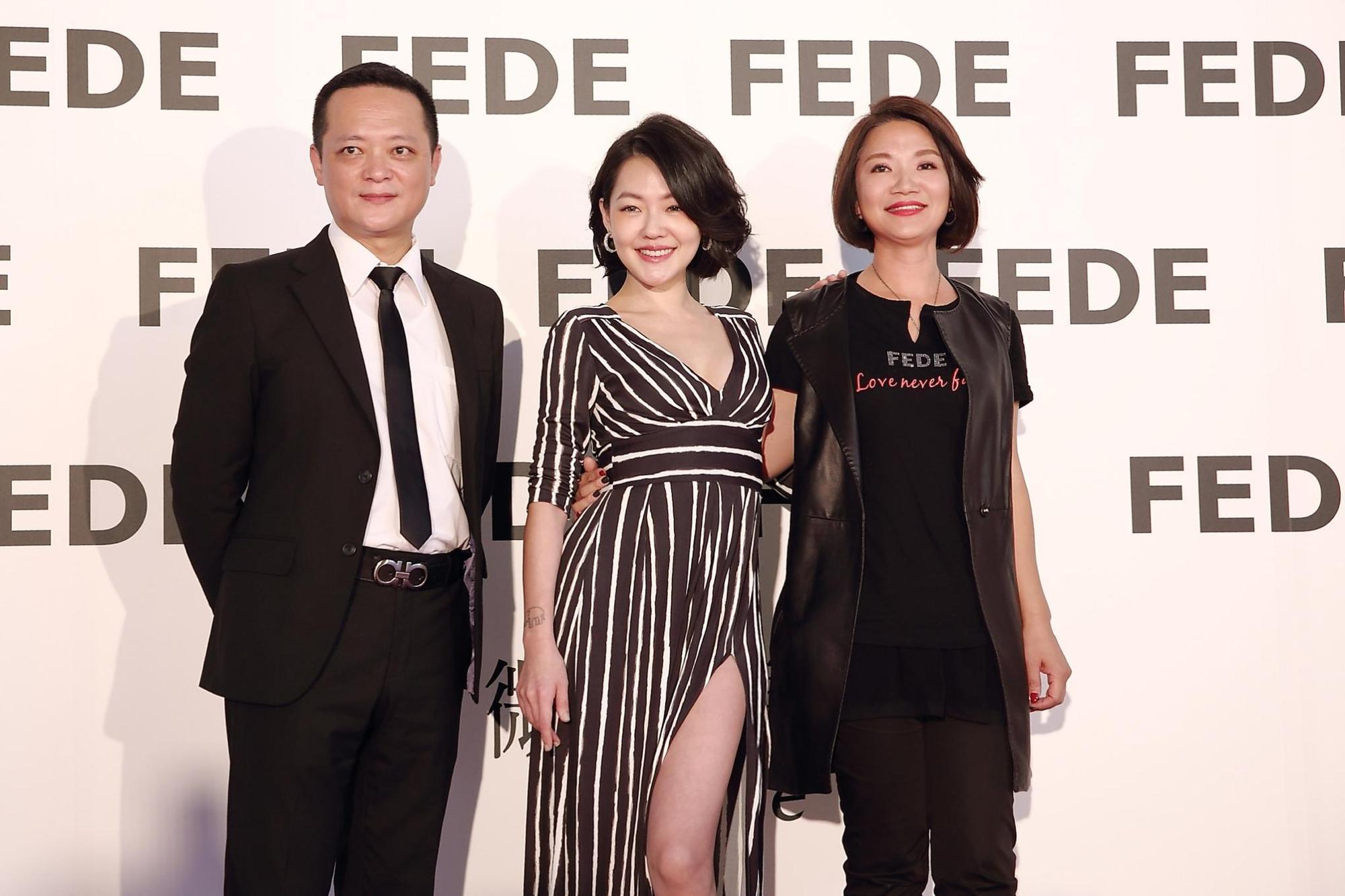 Yolanda（右）為增加品牌知名度和營業額，複合式精品店FEDE從2015年開始進軍百貨，一口氣開設5個專櫃，找來藝人小S（中）來站台，左為微風廣場董事長廖鎮漢。（FEDE提供）