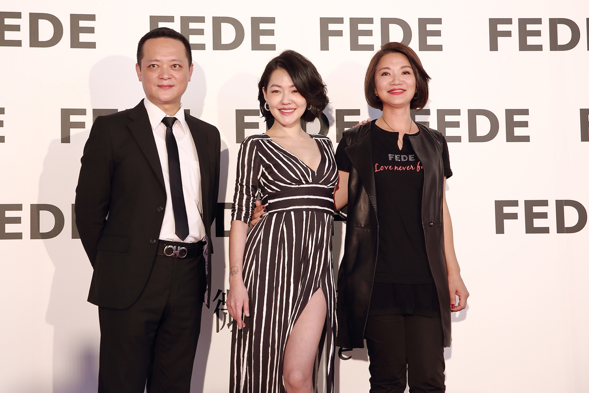 Yolanda（右）為增加品牌知名度和營業額，複合式精品店FEDE從2015年開始進軍百貨，一口氣開設5個專櫃，找來藝人小S（中）來站台，左為微風廣場董事長廖鎮漢。（FEDE提供）