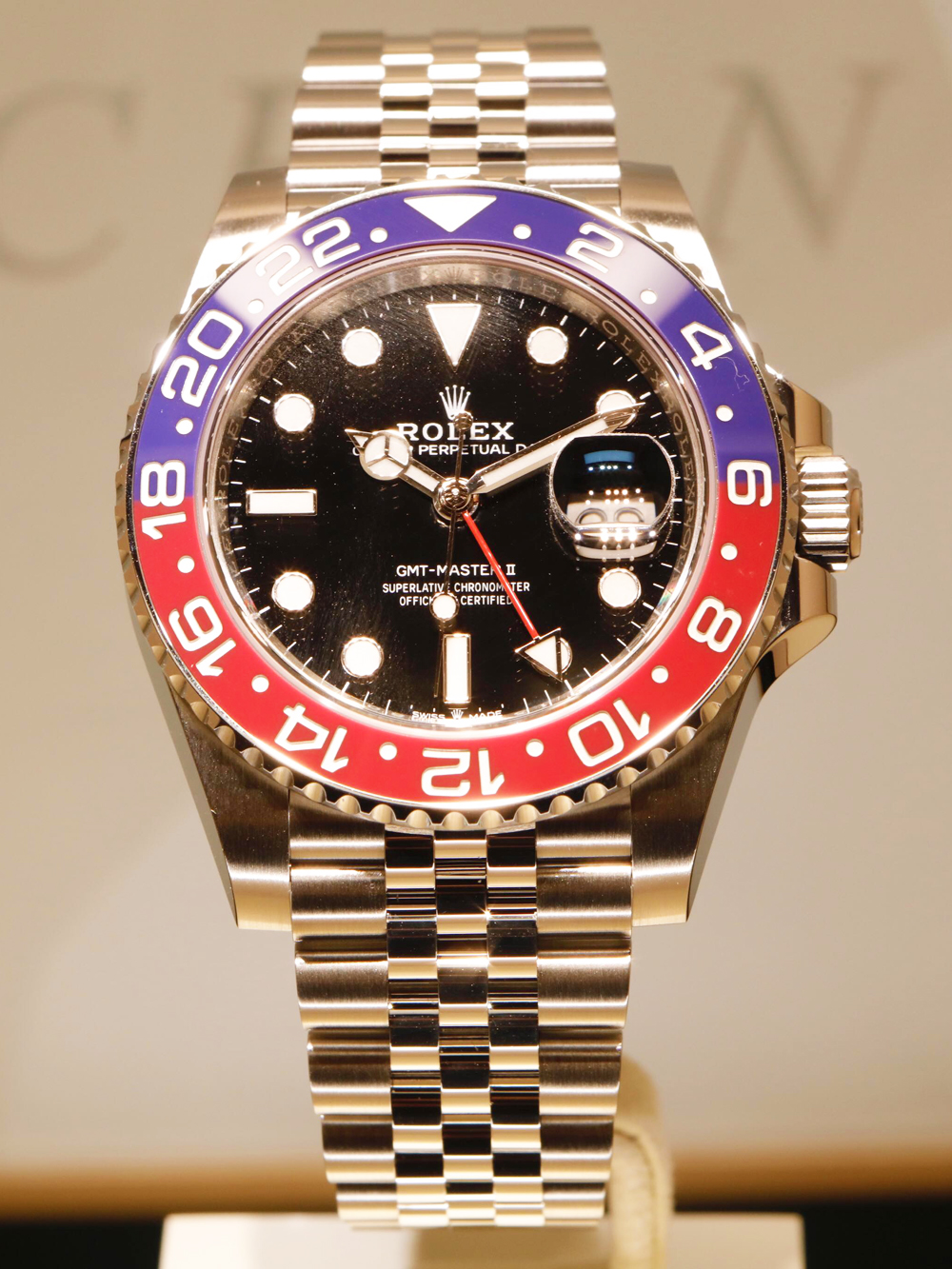 Cal.3285自動上鏈機芯/不鏽鋼材質/錶徑40mm/時、分、秒、兩地時間指示/日期顯示/三地時間功能/藍寶石水晶鏡面/防水100米/五珠鏈帶/建議售價8,800瑞士法郎(約NT$280,000)。