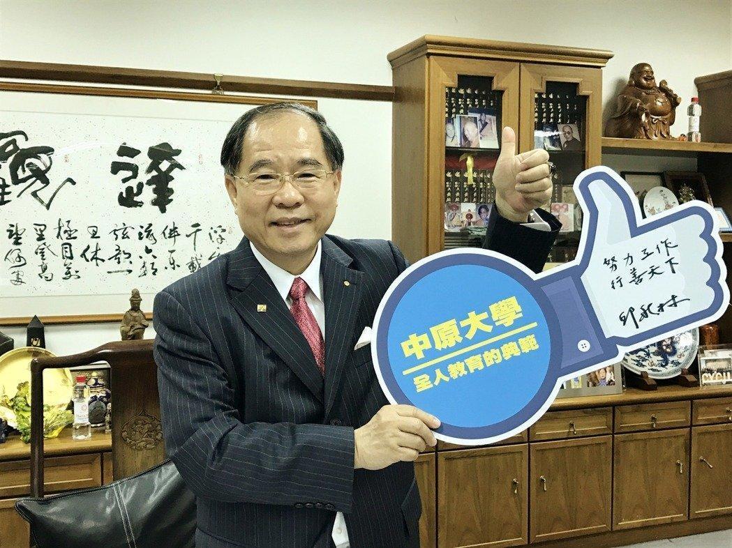獲頒中原大學榮譽博士的邱姓業者，遭廠商投訴苛刻勞工和疑似違法榨油。（翻攝自中原大學網站）