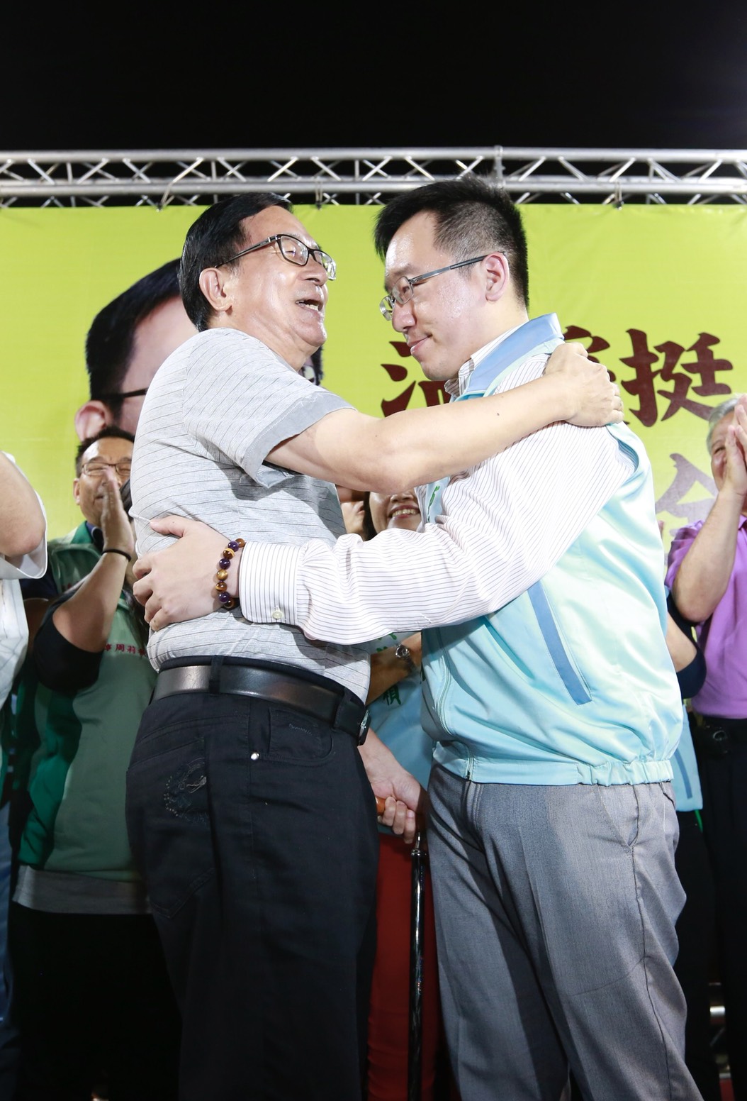 前總統陳水扁17日晚間為兒子陳致中站台，兩人擁抱。