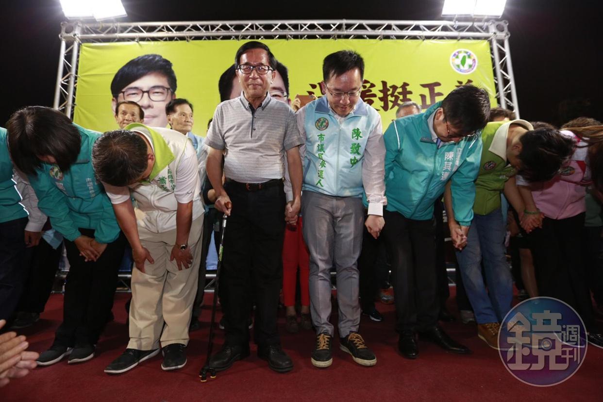 前總統陳水扁為兒子陳致中站上演講台,違反法務部核准的「四不」原則。