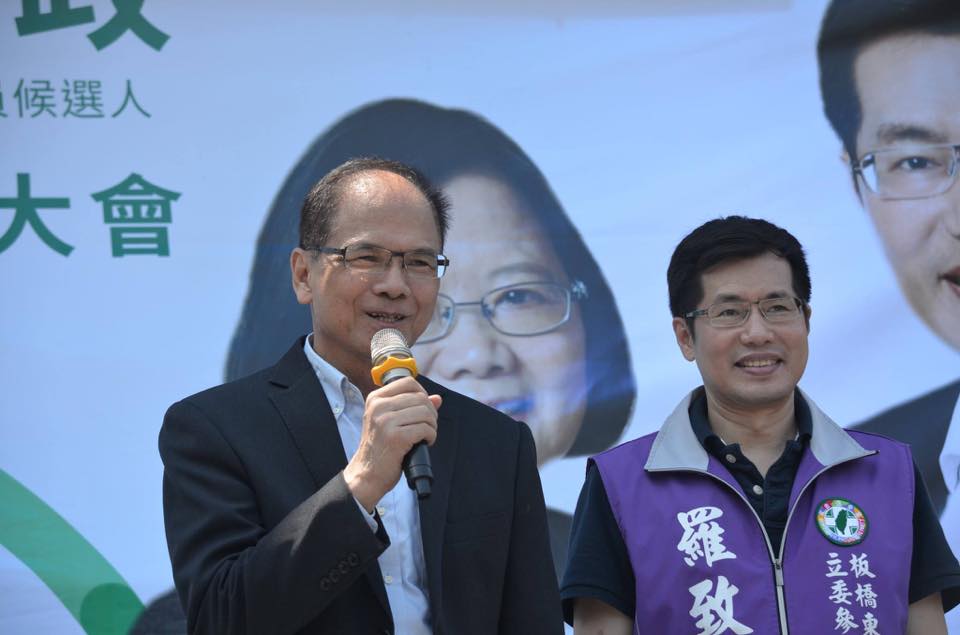 民進黨立委羅致政（右）在臉書宣示，若行政院前院長游錫堃（左）願意再次征戰新北，他會全力支持。（翻攝羅致政臉書）