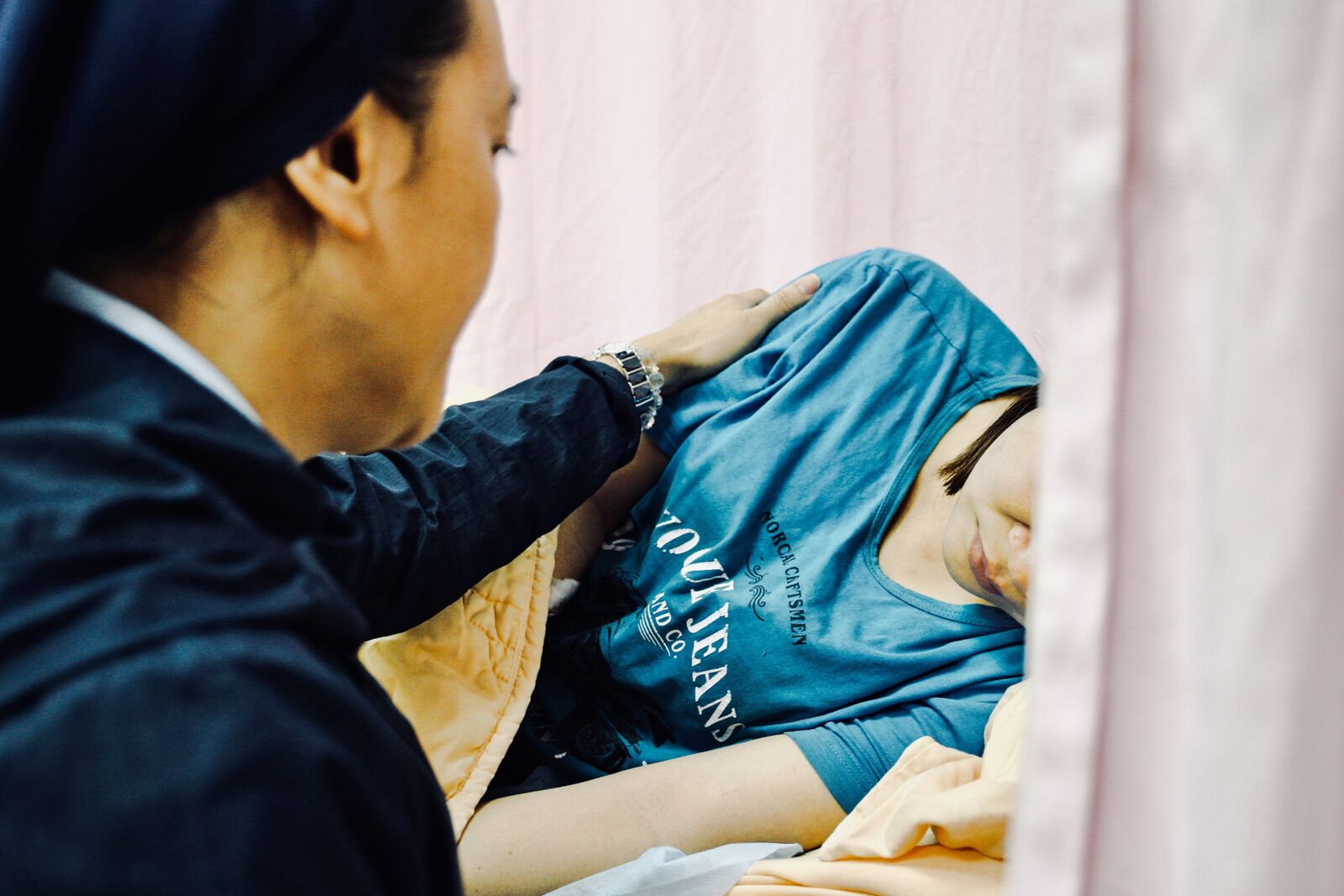 為了平復蘇氏后的情緒，移民署台東服務站專員陳允萍，特地邀請同樣來自越南、目前服務於台東聖母醫院的阮翠貞修女前往探視，希望她能恢復進食。