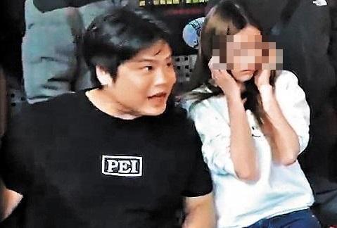 不爽QQ出老千,豆漿店少東(左)與黃男疑似合作設局,QQ當場被抓包,遭人痛毆。(翻攝畫面)