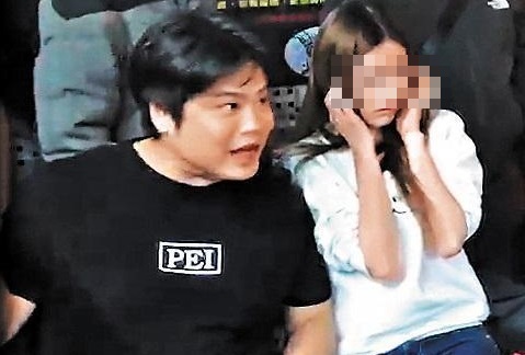 不爽QQ出老千，豆漿店少東（左）與黃男疑似合作設局，QQ當場被抓包，遭人痛毆。（翻攝畫面）