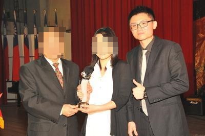 保六警官鄭介煦（右一）持毒遭逮，遭記二大過免職。（翻攝畫面）