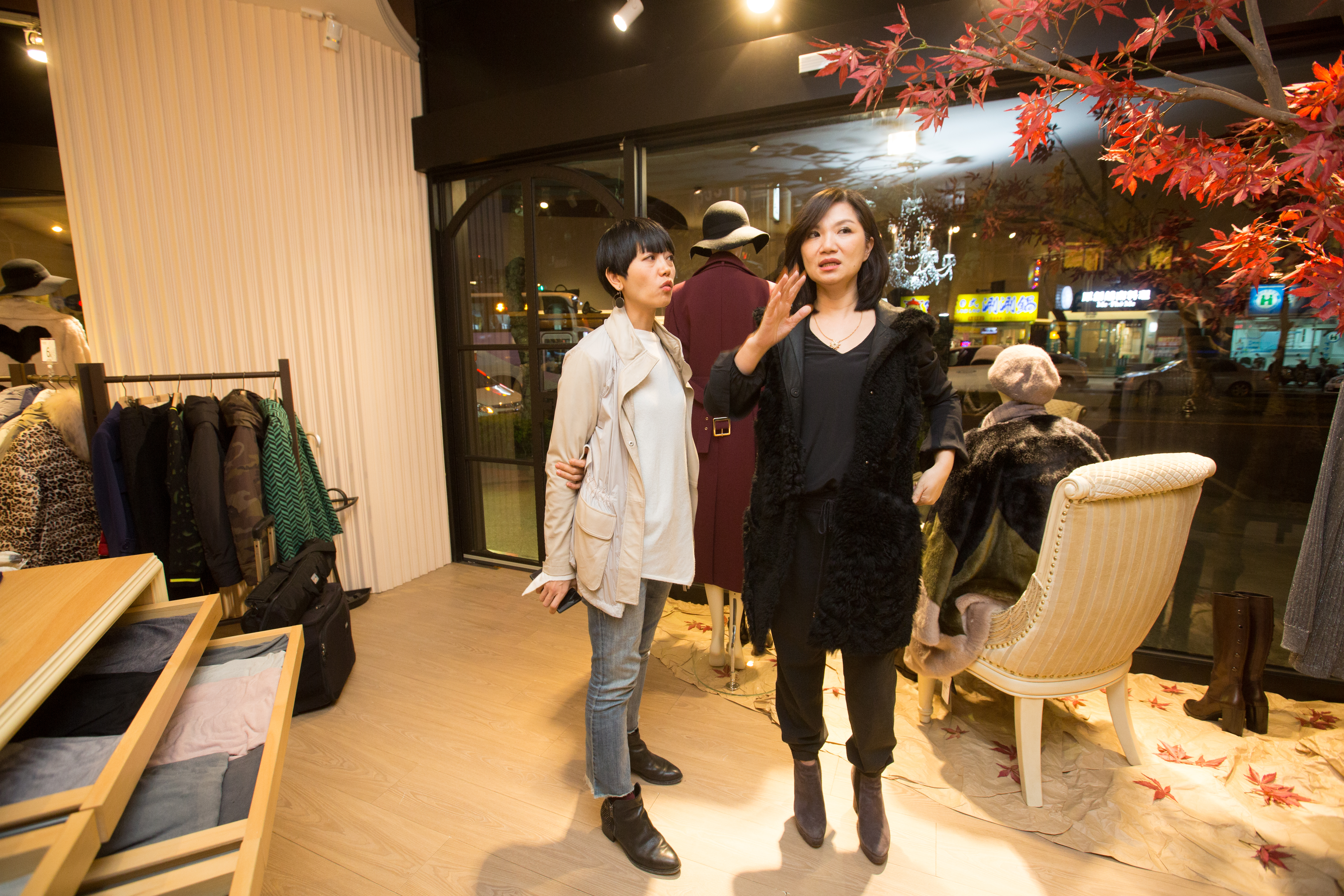 張慧媺Yolanda（右）遇到問題就解決的領導方式，讓員工（左）都心甘情願跟著她許多年。