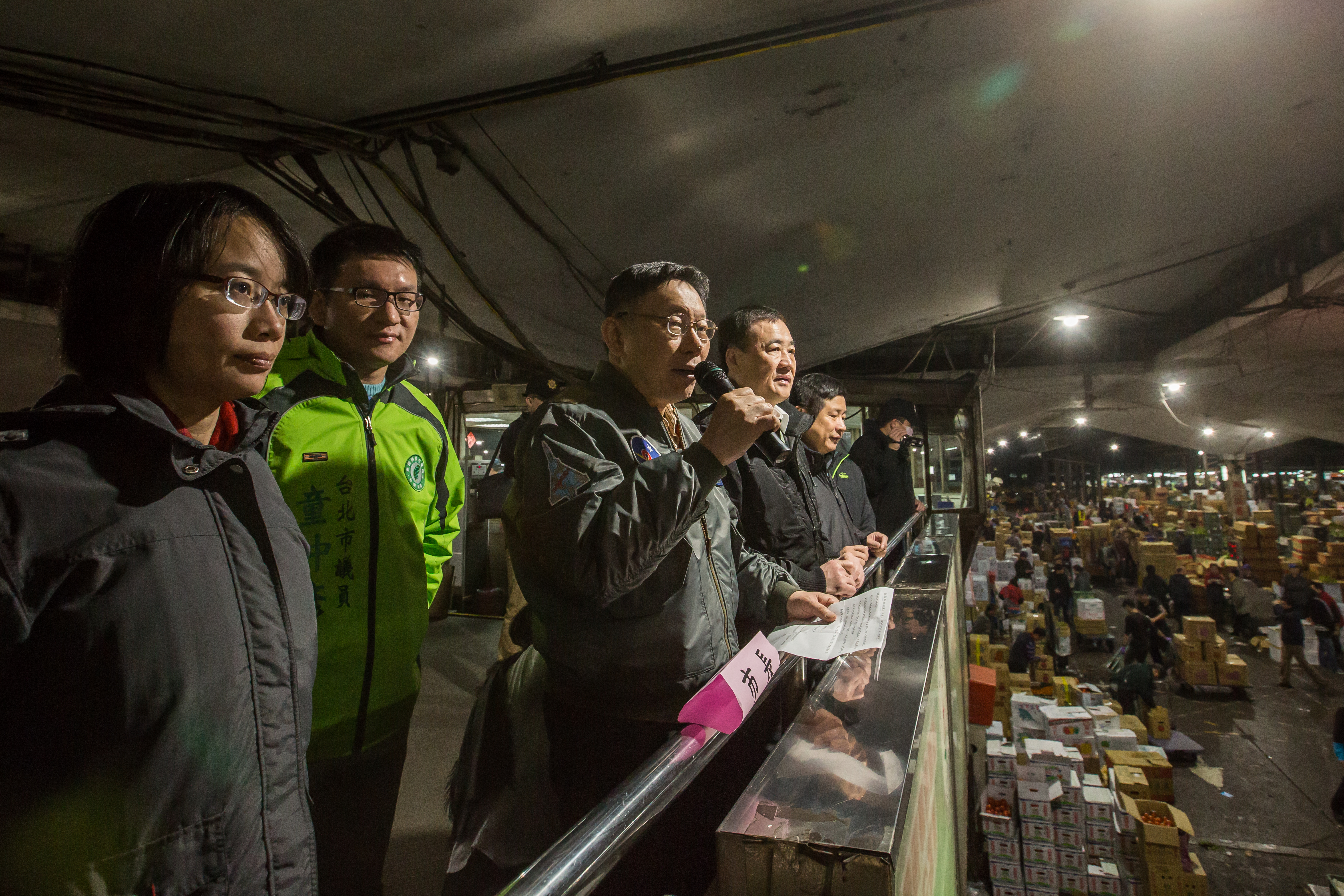 北農總經理吳音寧（左一）和北市副市長陳景峻（左四）等官員都到監察院接受約詢。