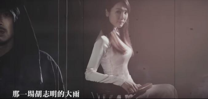 海倫清桃在MV中穿著傳統服裝。（翻攝自MV）