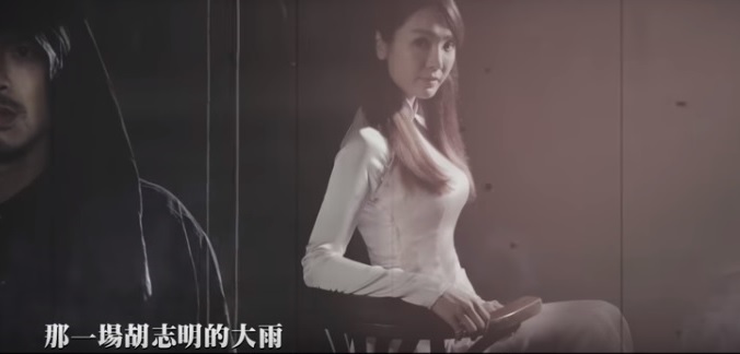 海倫清桃在MV中穿著傳統服裝。（翻攝自MV）