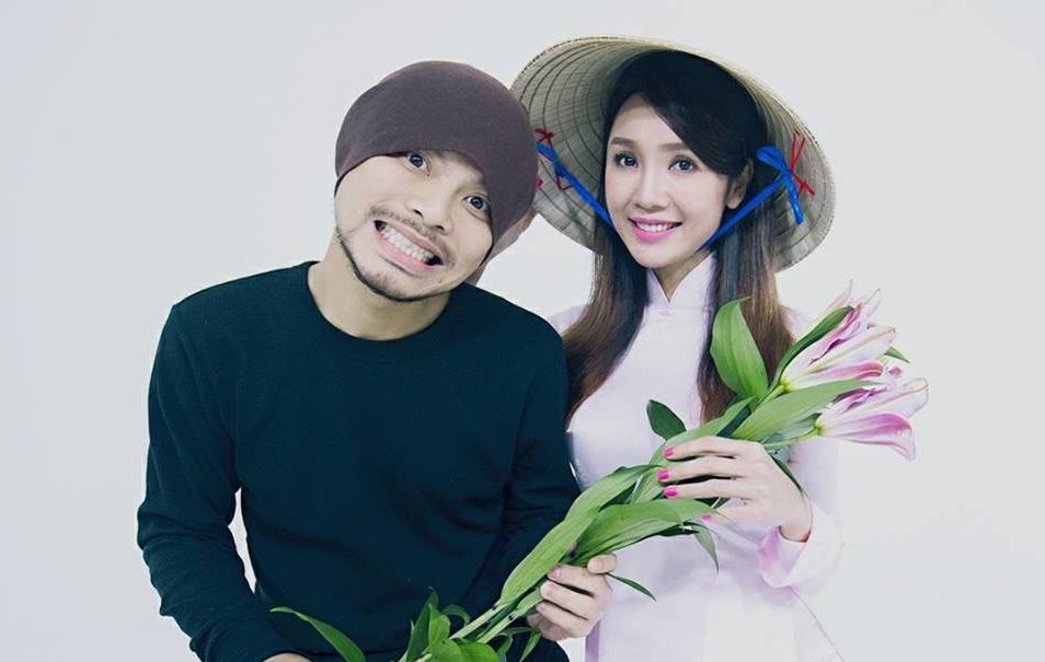 海倫清桃和黃明志拍MV，曲線誘人的她還奶貼黃明志。（翻攝自黃明志臉書）