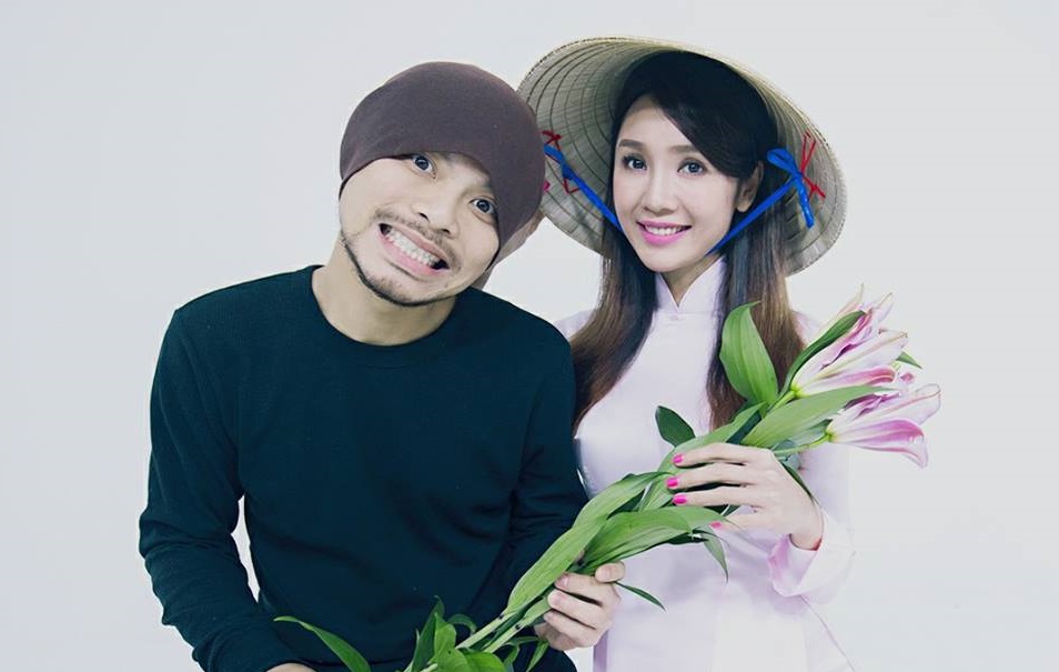 海倫清桃和黃明志拍MV，曲線誘人的她還奶貼黃明志。（翻攝自黃明志臉書）