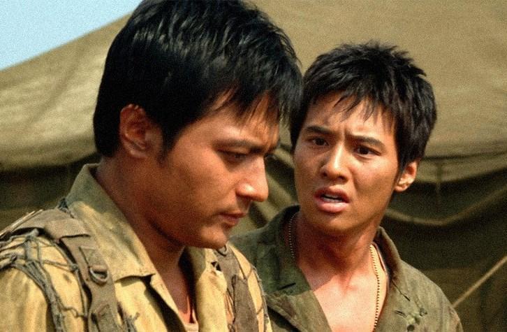 張東健(左)、元斌主演的《太極旗-生死兄弟》在韓國創下逾千萬觀影人次,奠定姜帝圭導演在韓國商業類型片的龍頭地位。(翻攝自Daum Movie)