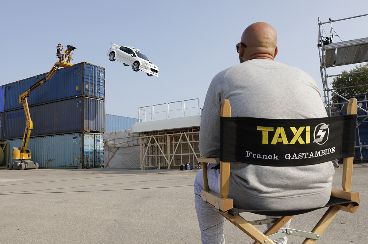 讓影迷懷念的白色標誌（Peugeot 407）計程車，在《終極殺陣5》要開回法國馬路橫衝直撞啦。（海樂影業提供）