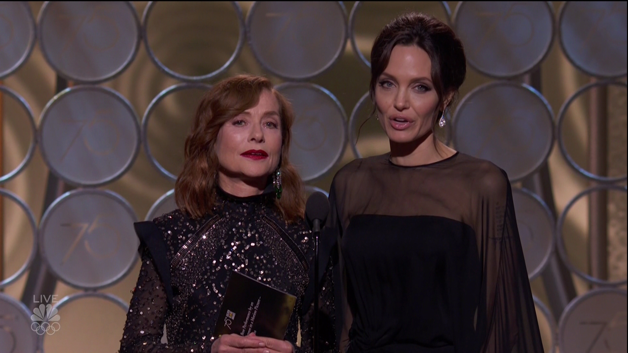 今年金球獎找來裘莉搭檔雨蓓頒獎，原本以為她們的共同哏是「外語片」，原來有傳言她倆也可能合作。（東方IC）