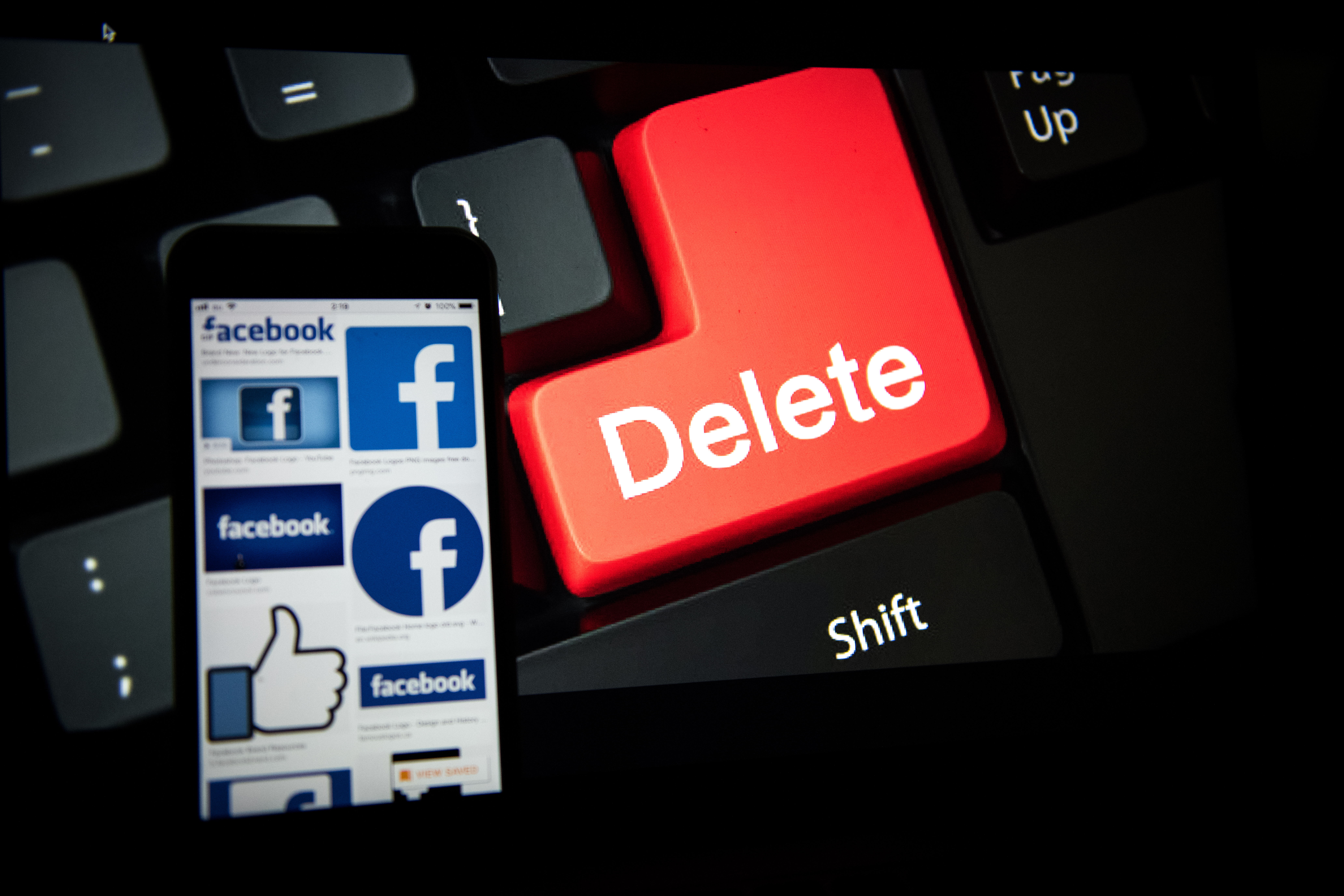 臉書爆發個資醜聞，導致臉書股票市值重挫，網路也出現了「刪除臉書」的運動。（東方IC）