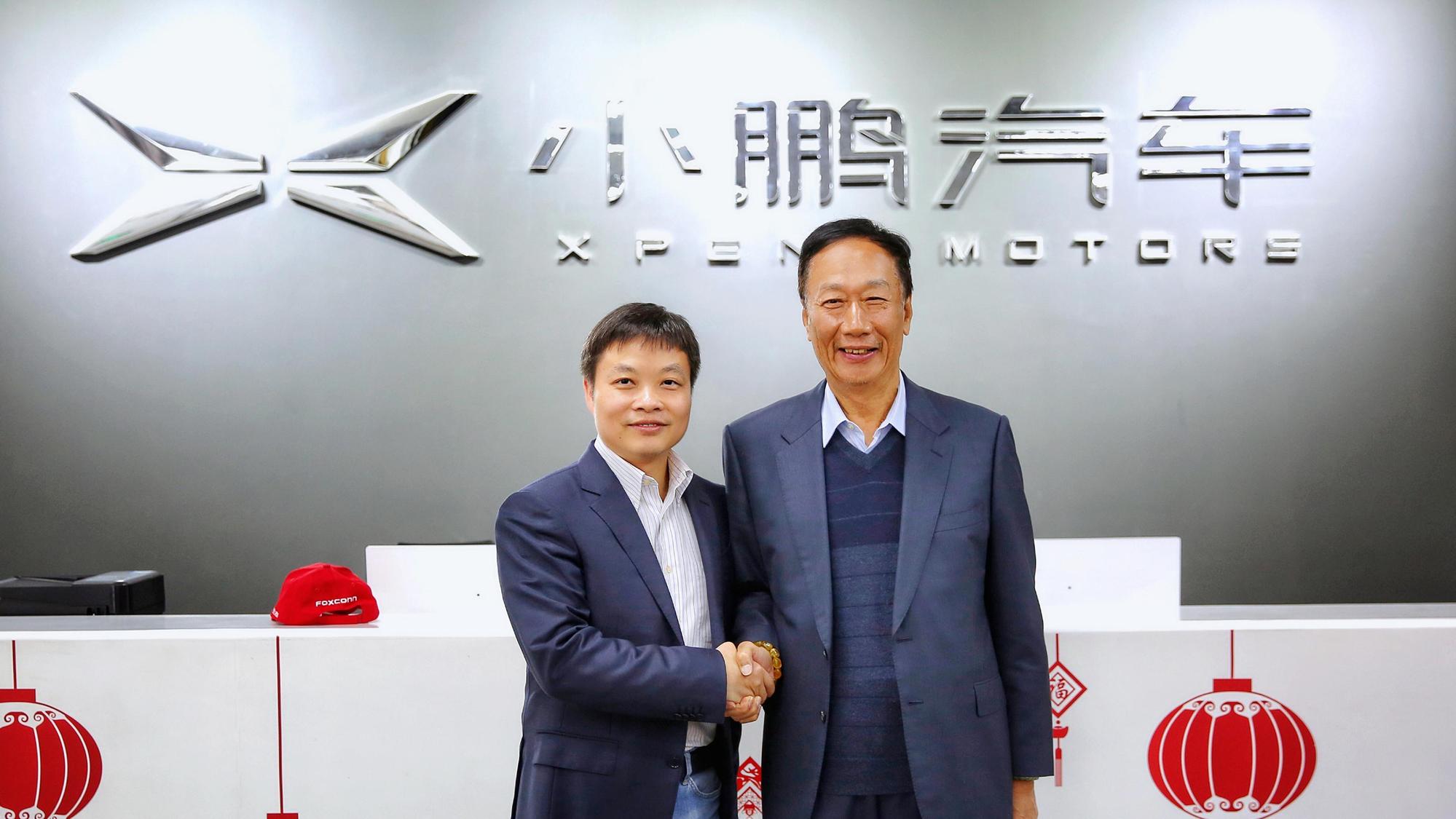 各大車廠紛紛宣布砸重金發展電動車,近期就連鴻海董事長郭台銘(右)也要搶攻該市場。(小鵬汽車提供)
