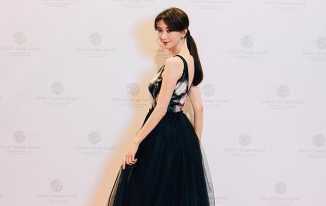 特製禮服裙子上的兩層薄紗,也是回收物所製成。(翻攝自H&M Foundation Instagram)