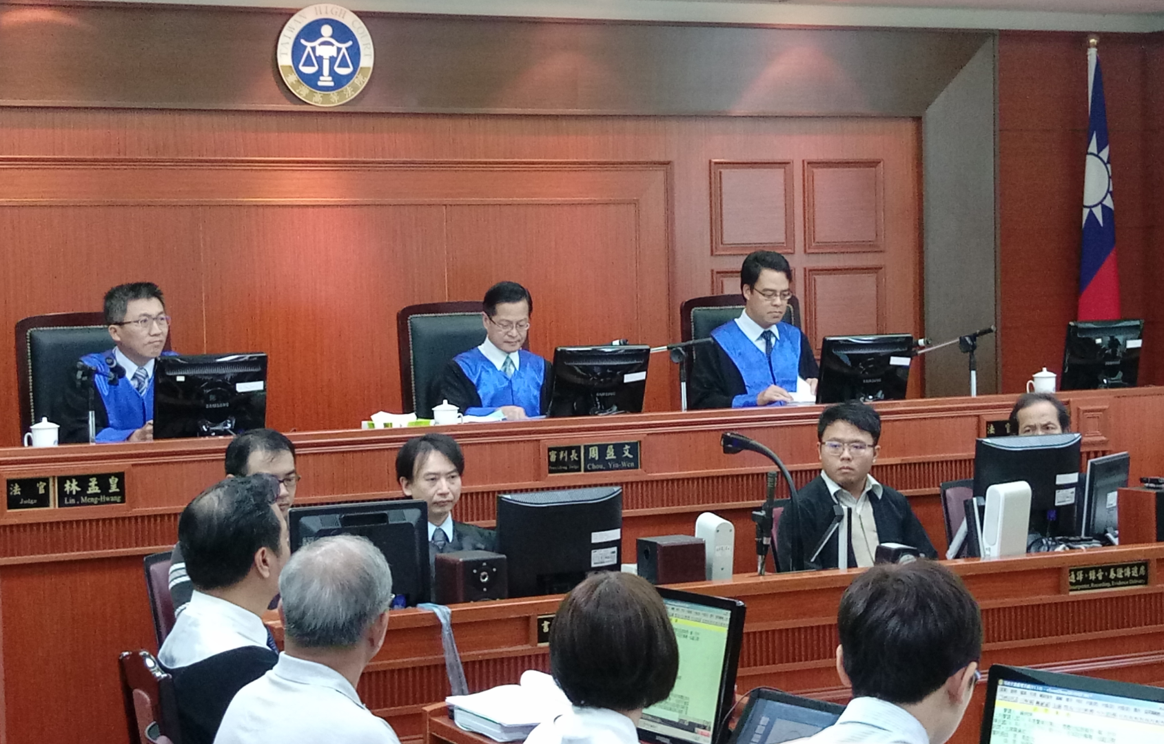 高等法院打算增加法官助理工作，讓他們站上第一線與法官一起開庭。