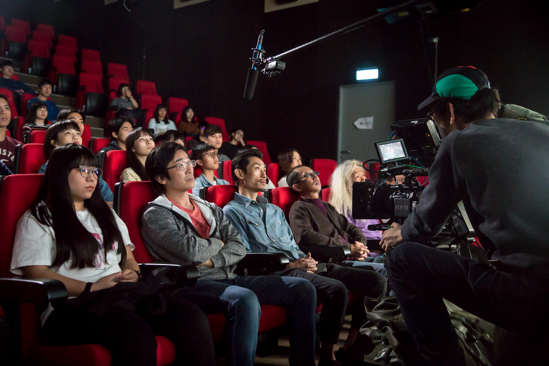 魏德聖（左二起）、陳竹昇、莊益增一起演出第20屆台北電影節形象廣告，而坐在莊益增身邊的，是一頭白髮的資深影評人李幼鸚鵡鵪鶉。（台北電影節提供）