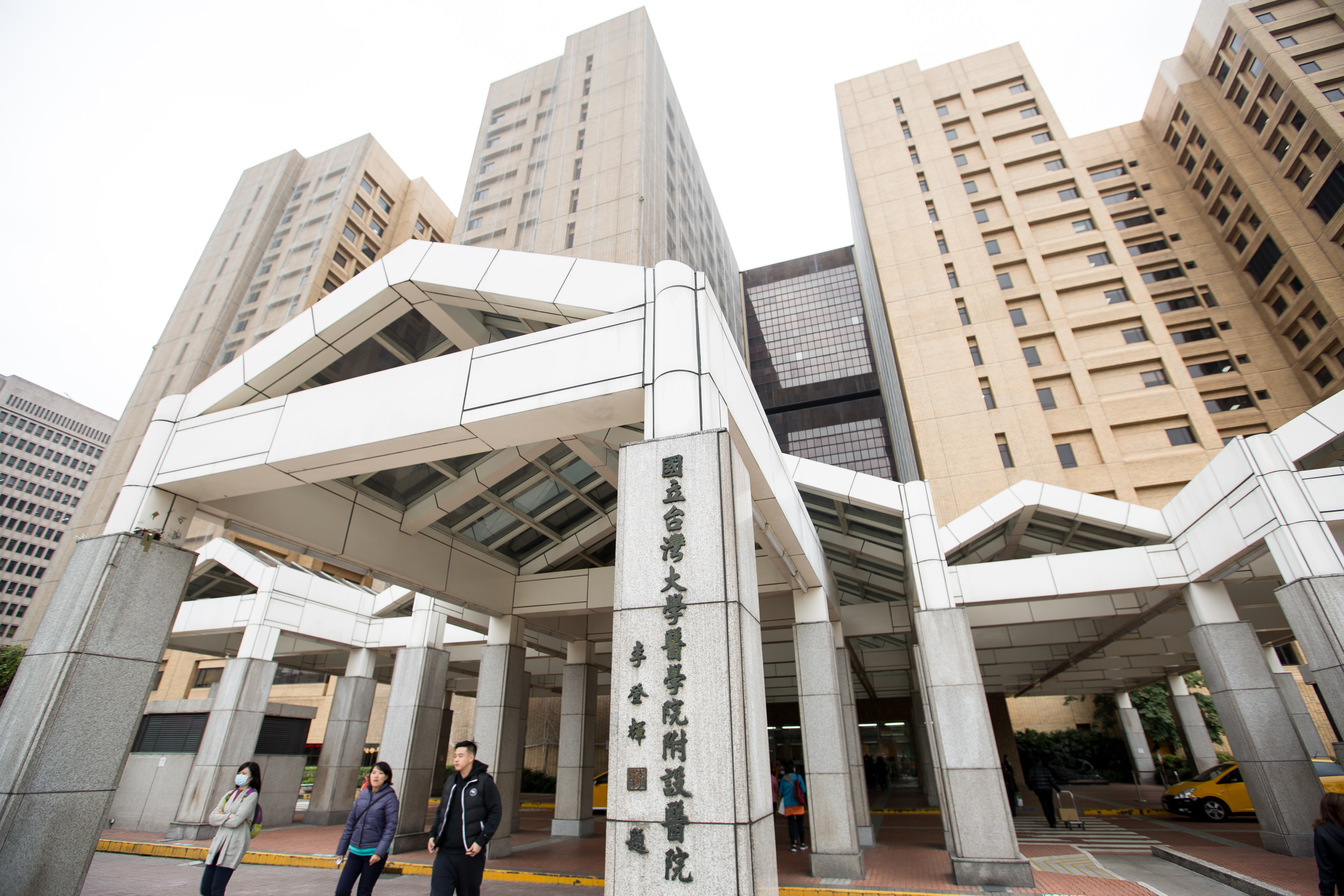 長相俊俏的台大醫院黃姓醫師日前遭妻子控告與同事到汽車旅館偷腥。圖為台大醫院外觀。