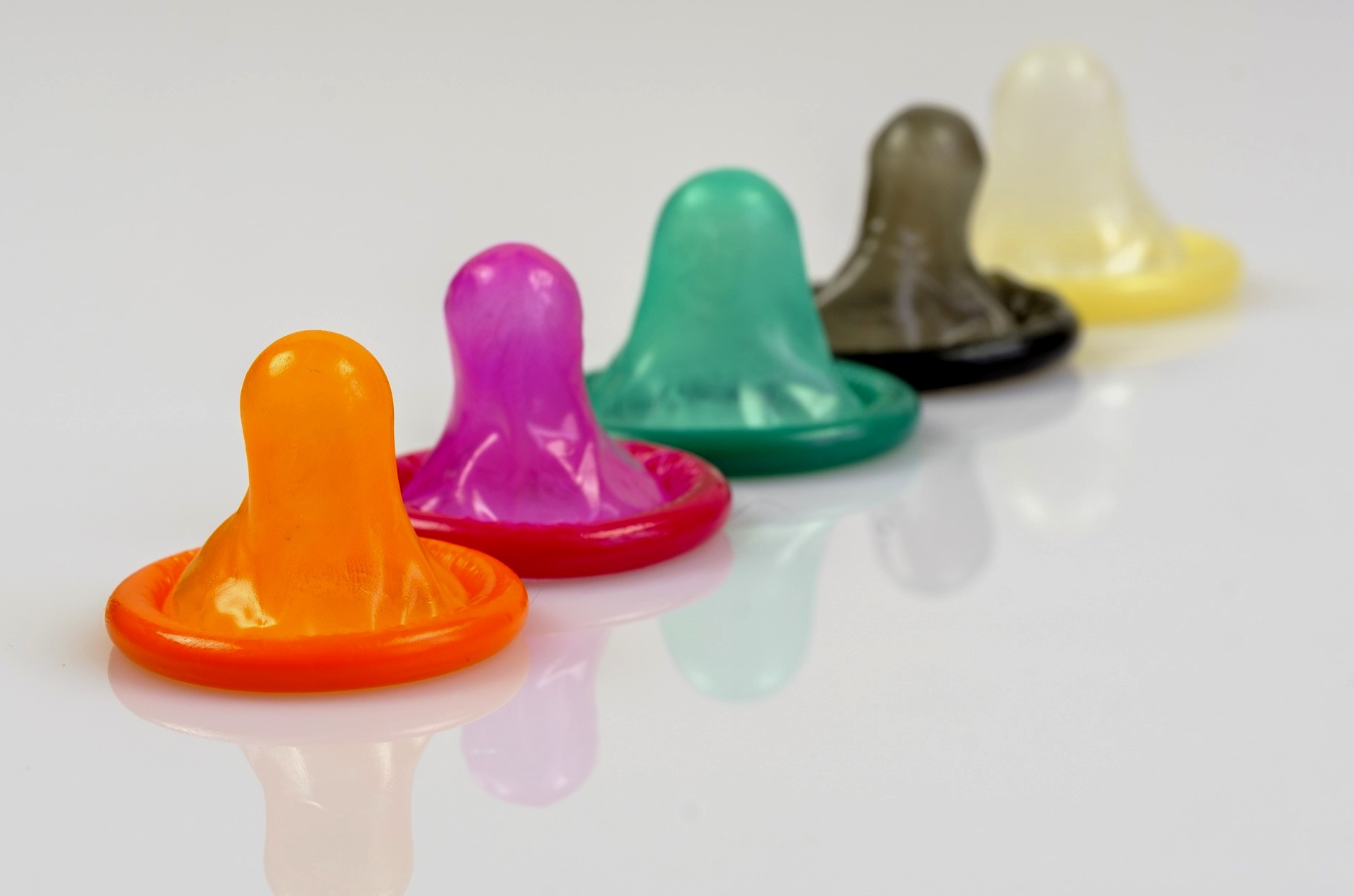 一名醫師與未婚女志工發生姦情,竟辯稱是為了找出找保險套測試舒適度。(Pixabay提供)