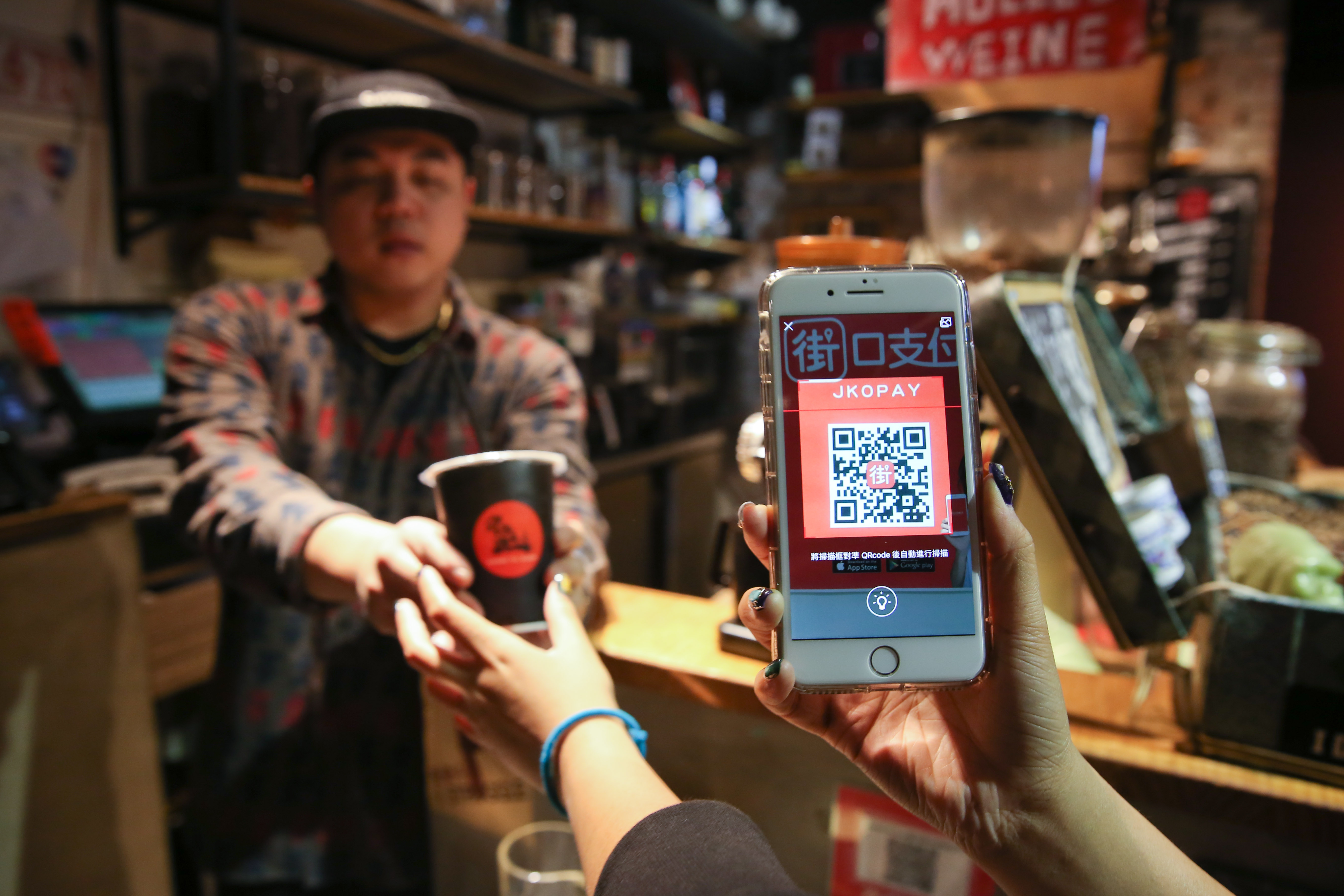 街口支付2015年10月上線，如今在台連接5萬多家實體通路，被喻為「台版支付寶」。