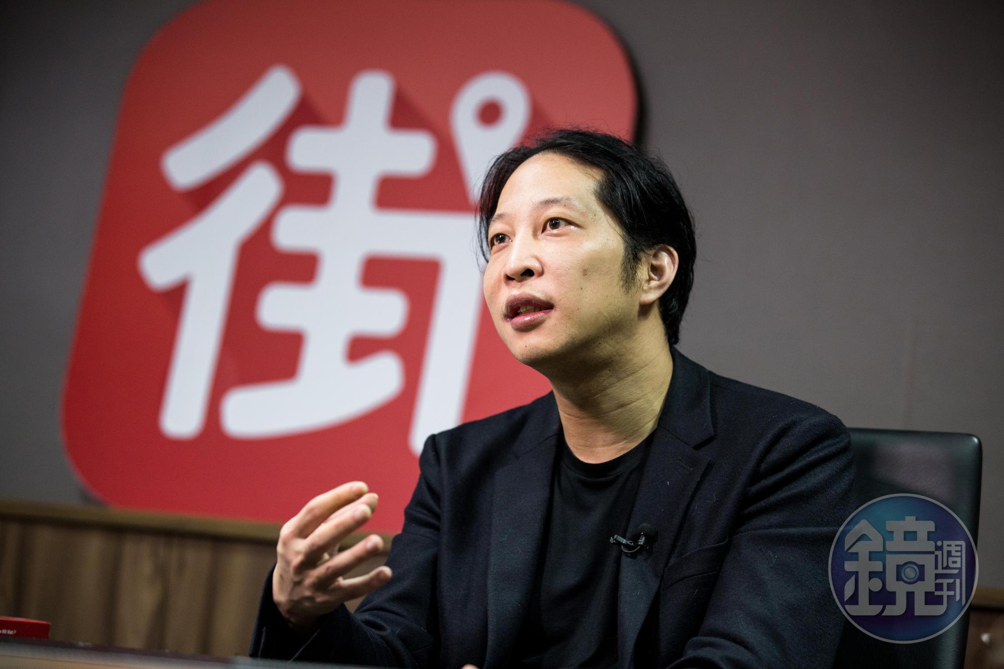 胡亦嘉對數字敏感，在台完成大學學業，又赴美國哥倫比亞大學攻讀碩士，之後成了華爾街的金融菁英。
