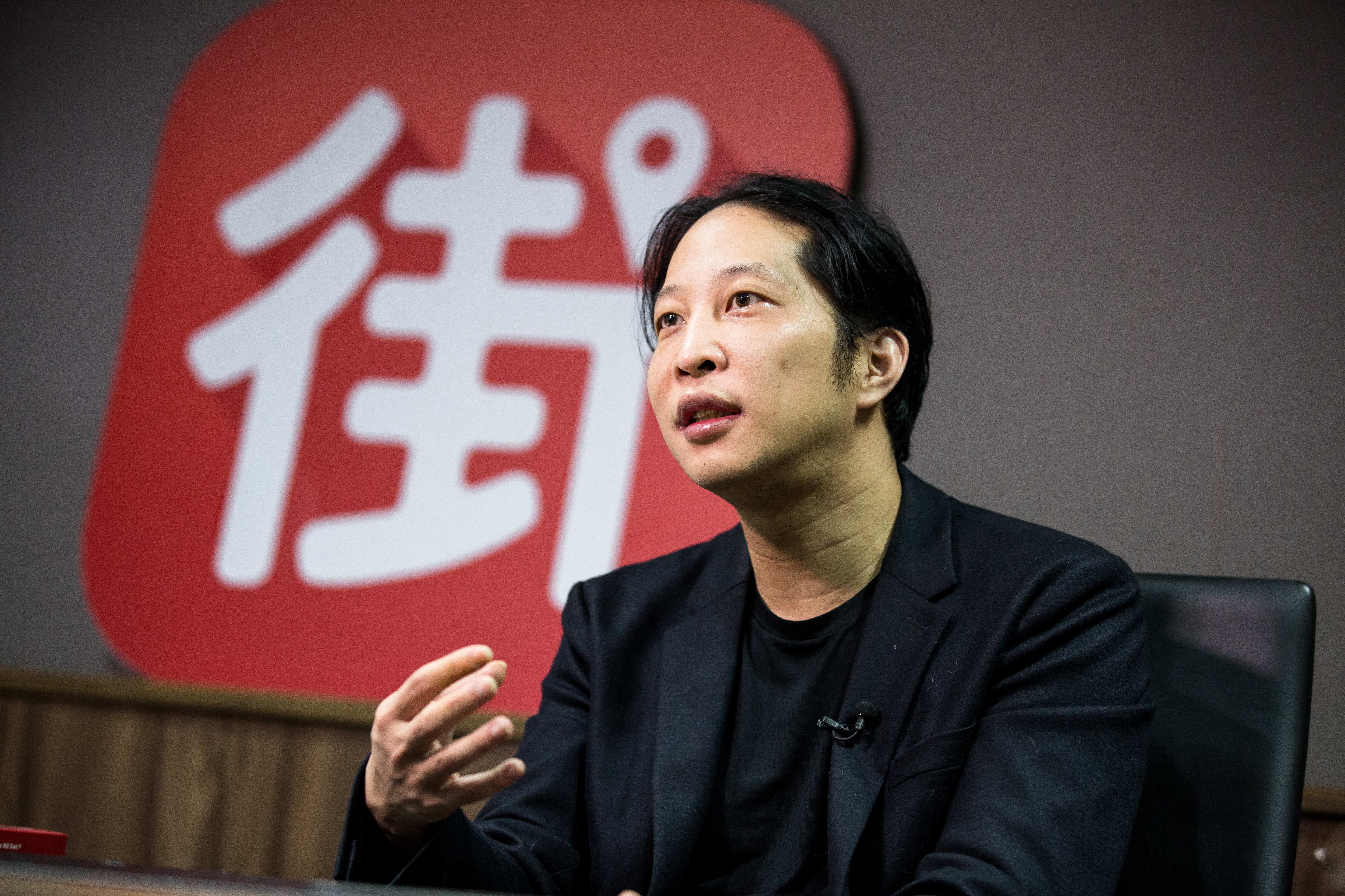 胡亦嘉對數字敏感，在台完成大學學業，又赴美國哥倫比亞大學攻讀碩士，之後成了華爾街的金融菁英。