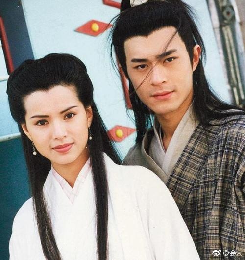 1995年播映的《神鵰俠侶》,奠定古天樂的偶像地位,李若彤的扮相在多年後仍被網友大讚是史上最正小龍女亞軍。