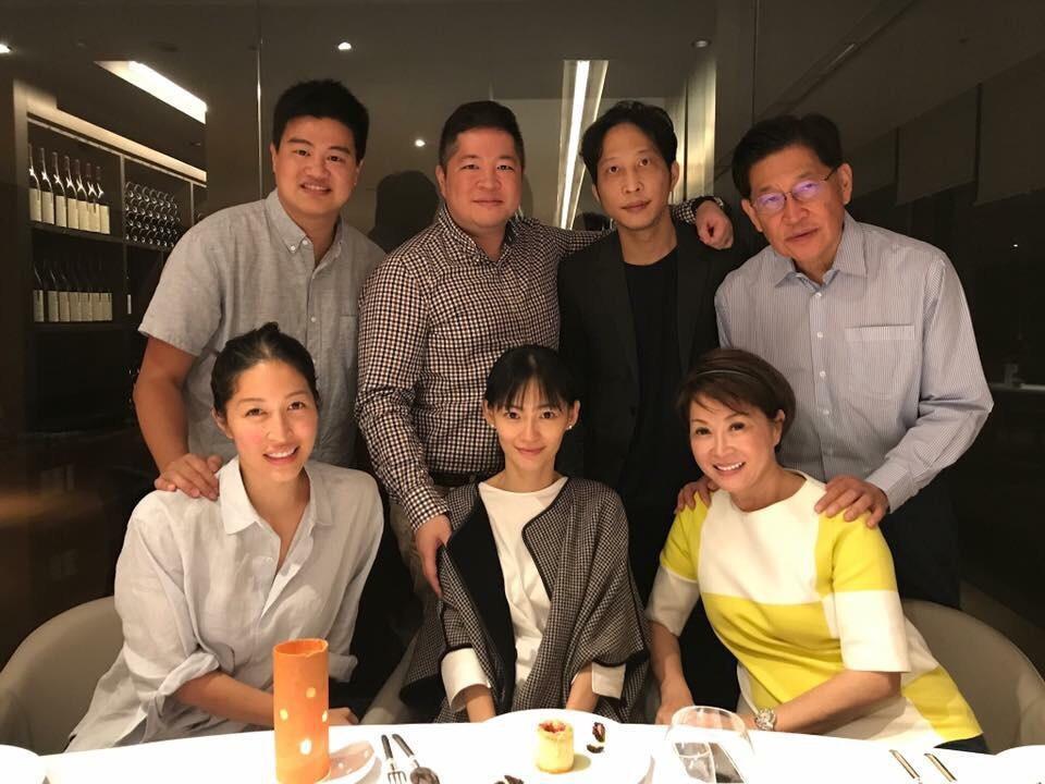 胡亦嘉與家人感情融洽,時常定期聚餐。後排右起:父親胡定吾、胡亦嘉、哥哥胡亦侃、妹夫吳昕豪;前排右起:母親郭惠文、大嫂Carol、妹妹胡亦蓮。(胡亦嘉提供)
